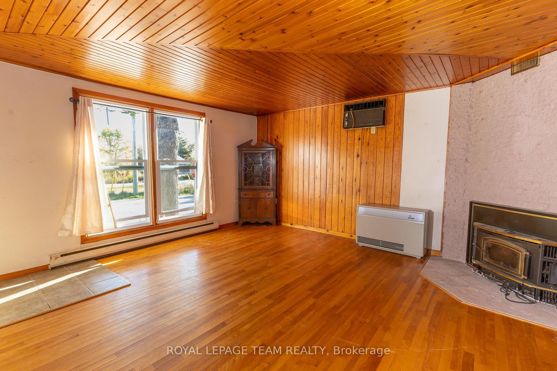 Photo 3 of 49 William Street E, Arnprior — HOMEH