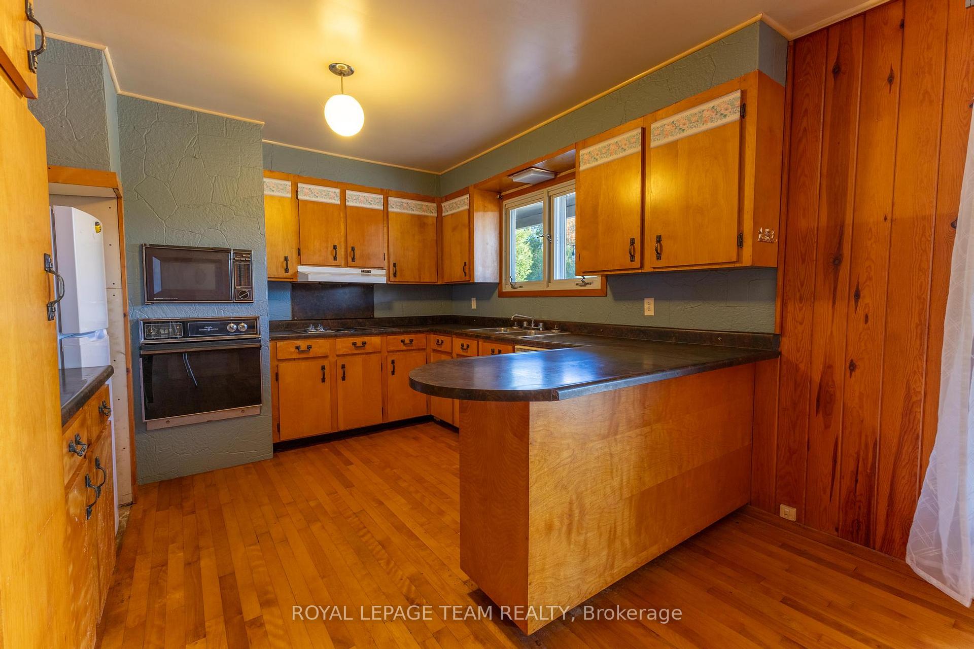 Photo 8 of 49 William Street E, Arnprior — HOMEH