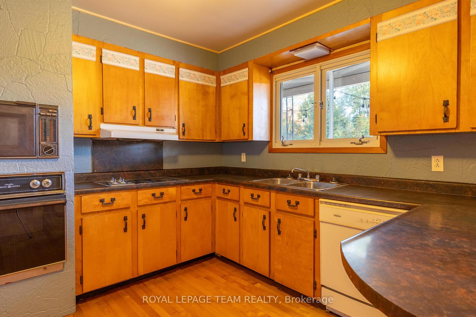 Photo 13 of 49 William Street E, Arnprior — HOMEH