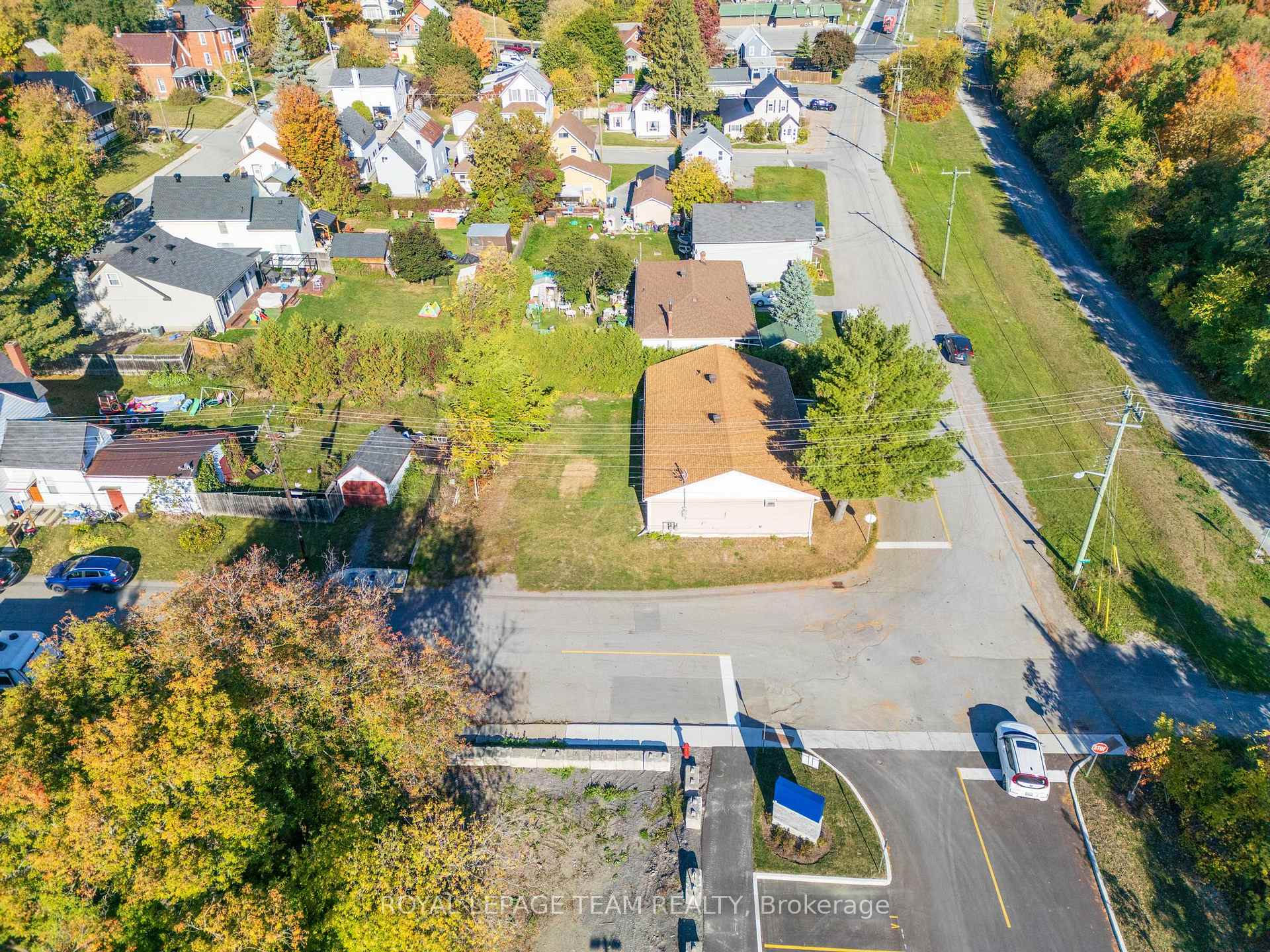 Photo 33 of 49 William Street E, Arnprior — HOMEH