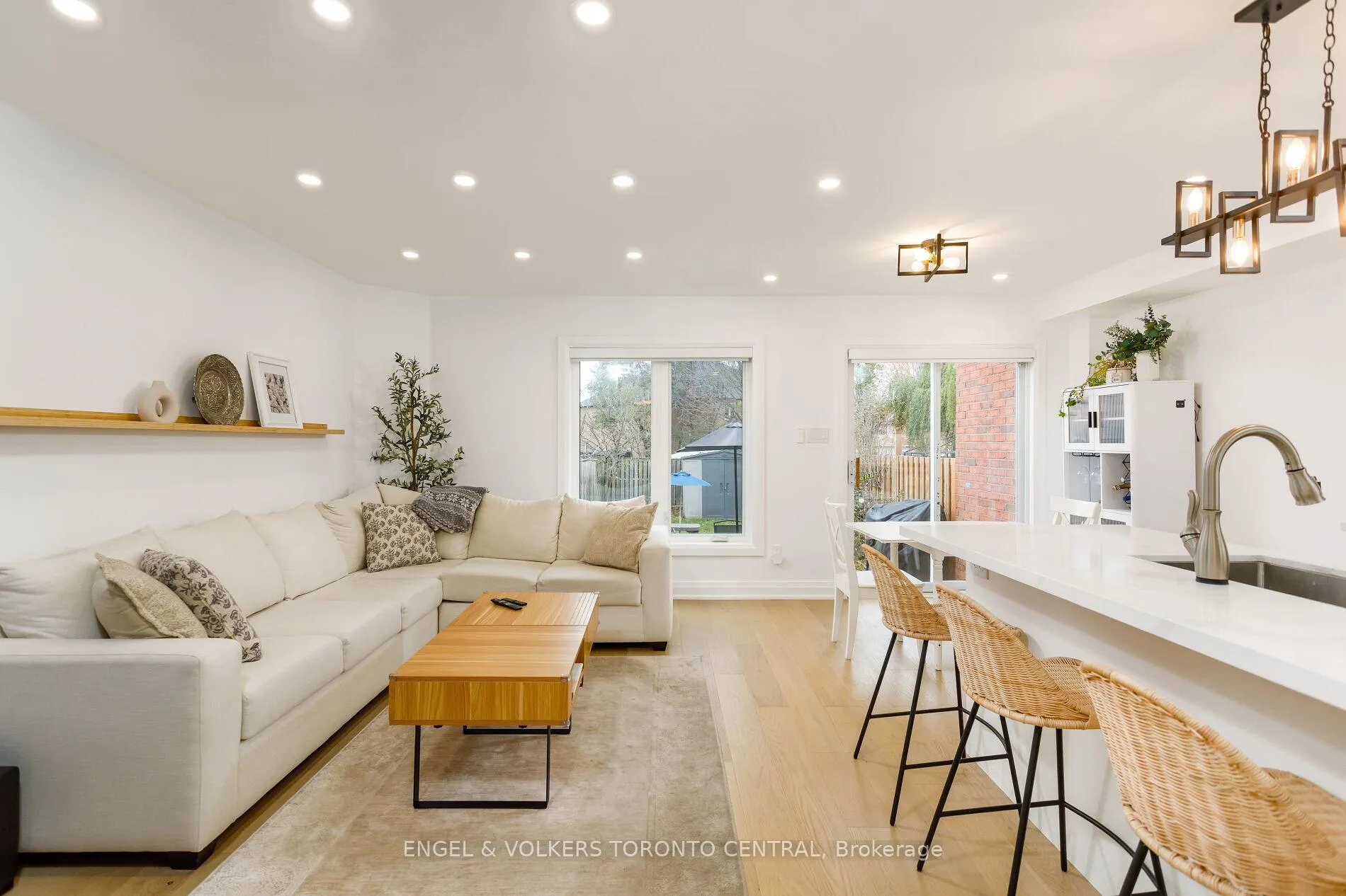 Photo 4 of 41 Gianmarco Way, Vaughan, Vellore Village — HOMEH