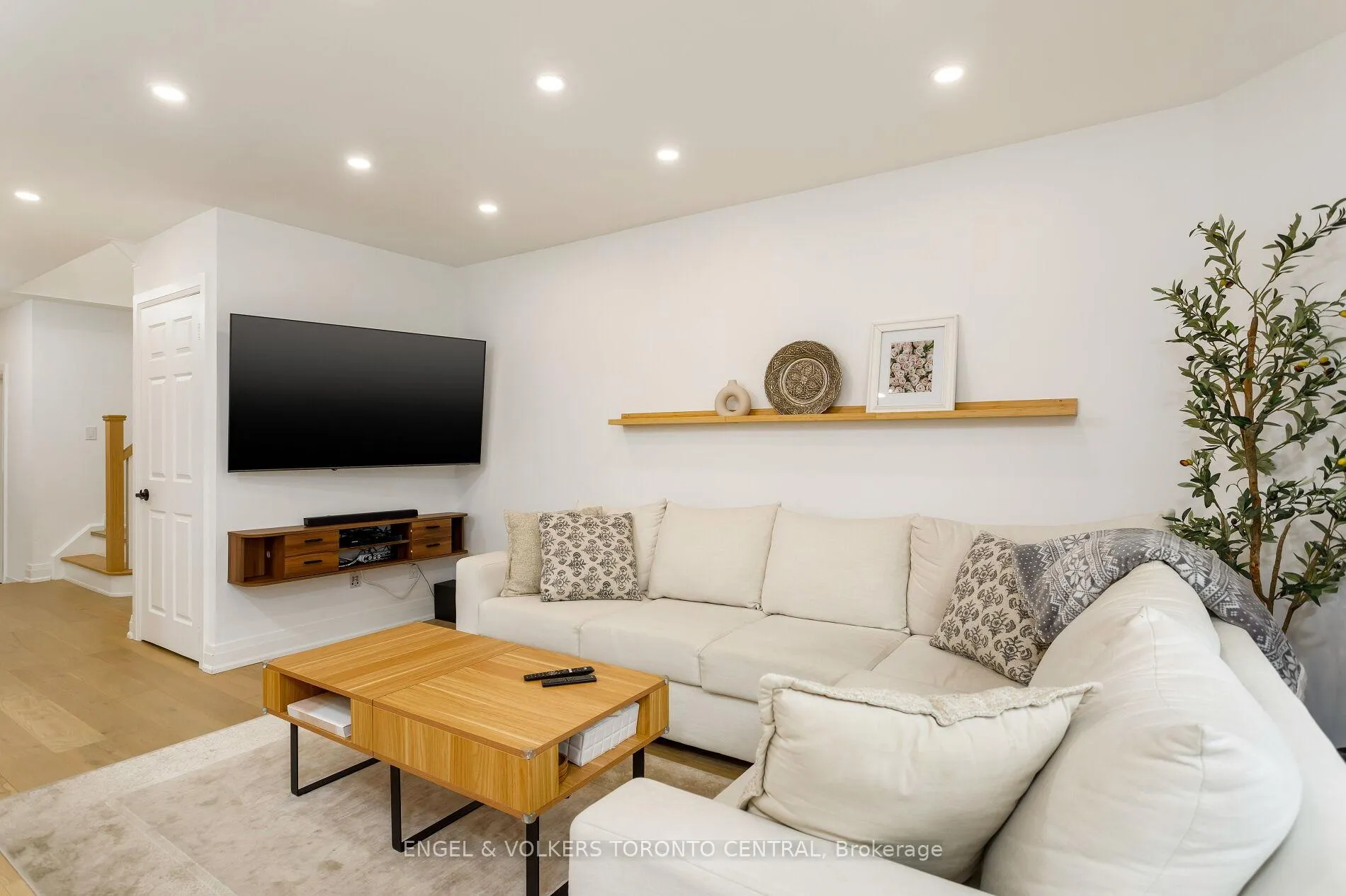 Photo 5 of 41 Gianmarco Way, Vaughan, Vellore Village — HOMEH