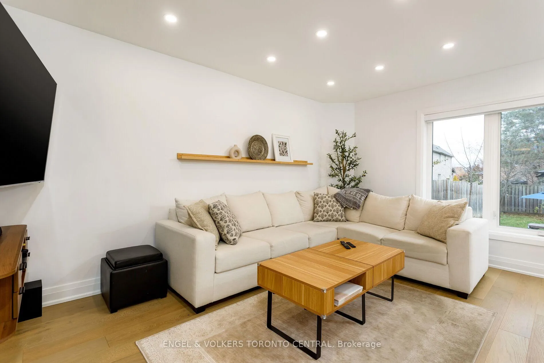 Photo 6 of 41 Gianmarco Way, Vaughan, Vellore Village — HOMEH