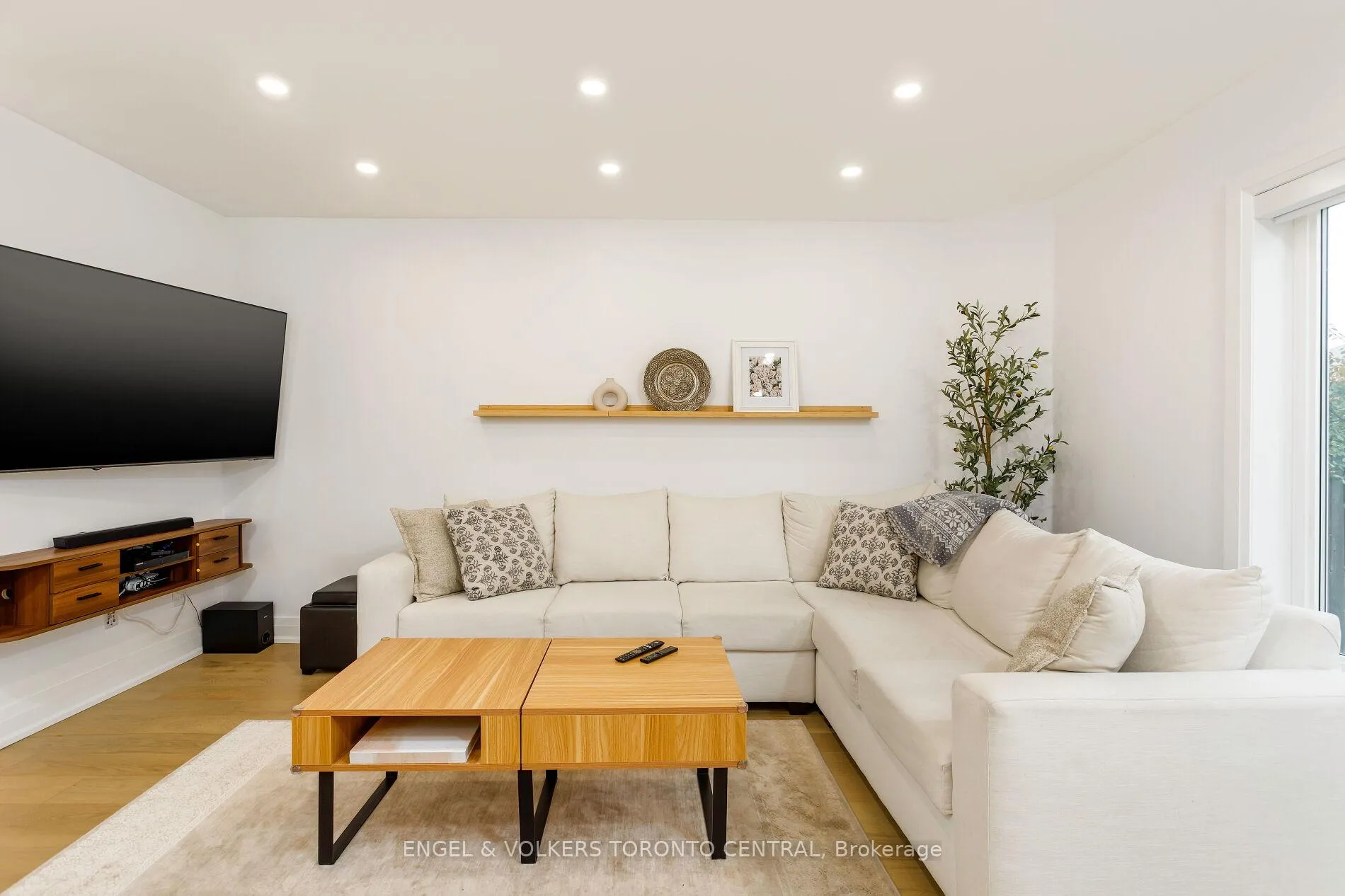 Photo 7 of 41 Gianmarco Way, Vaughan, Vellore Village — HOMEH