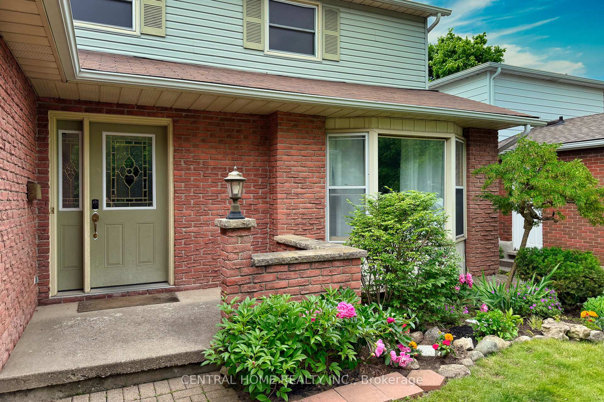 Photo 2 of 435 Stillmeadow Circle, Waterloo — HOMEH