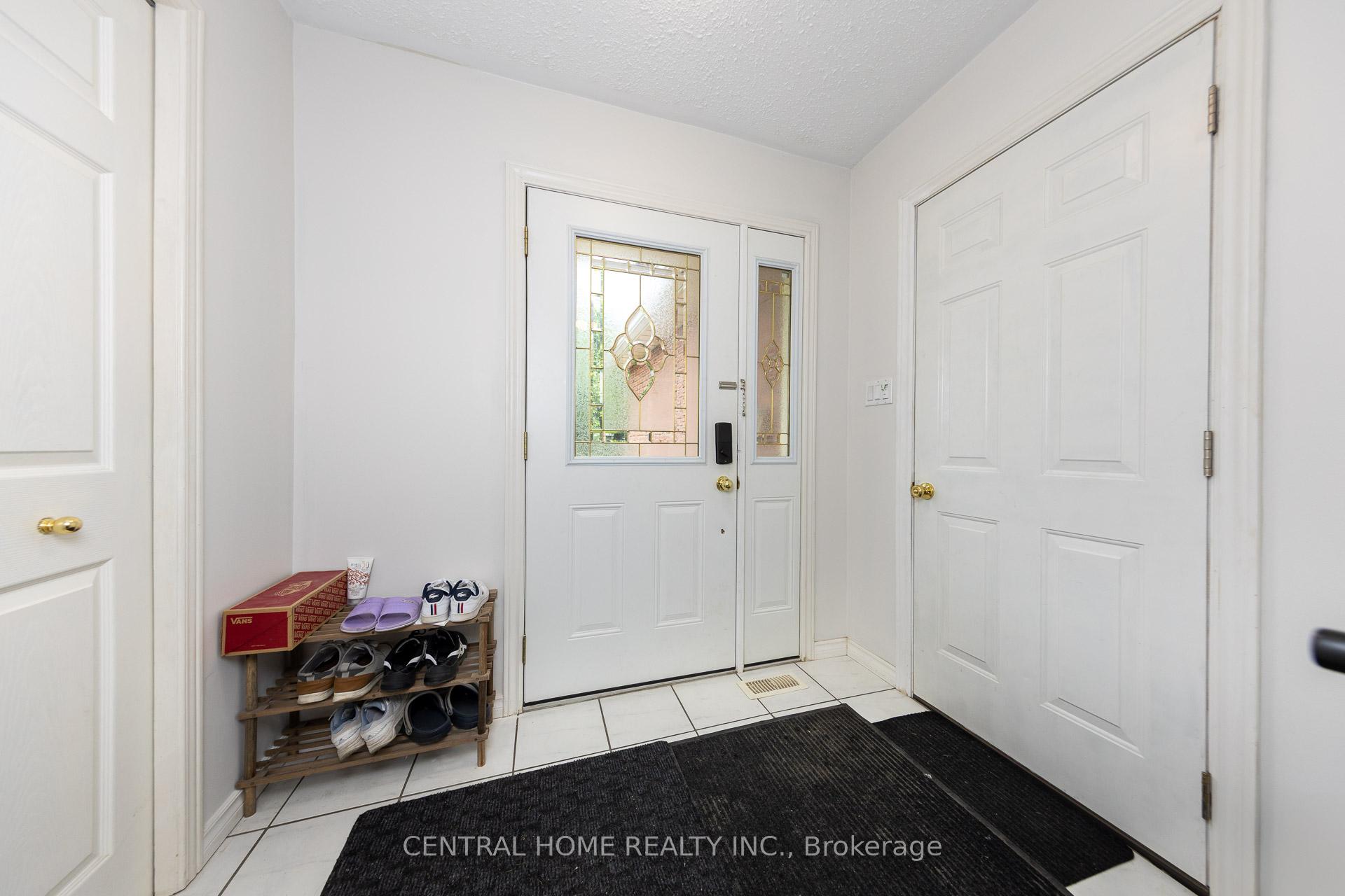Photo 3 of 435 Stillmeadow Circle, Waterloo — HOMEH