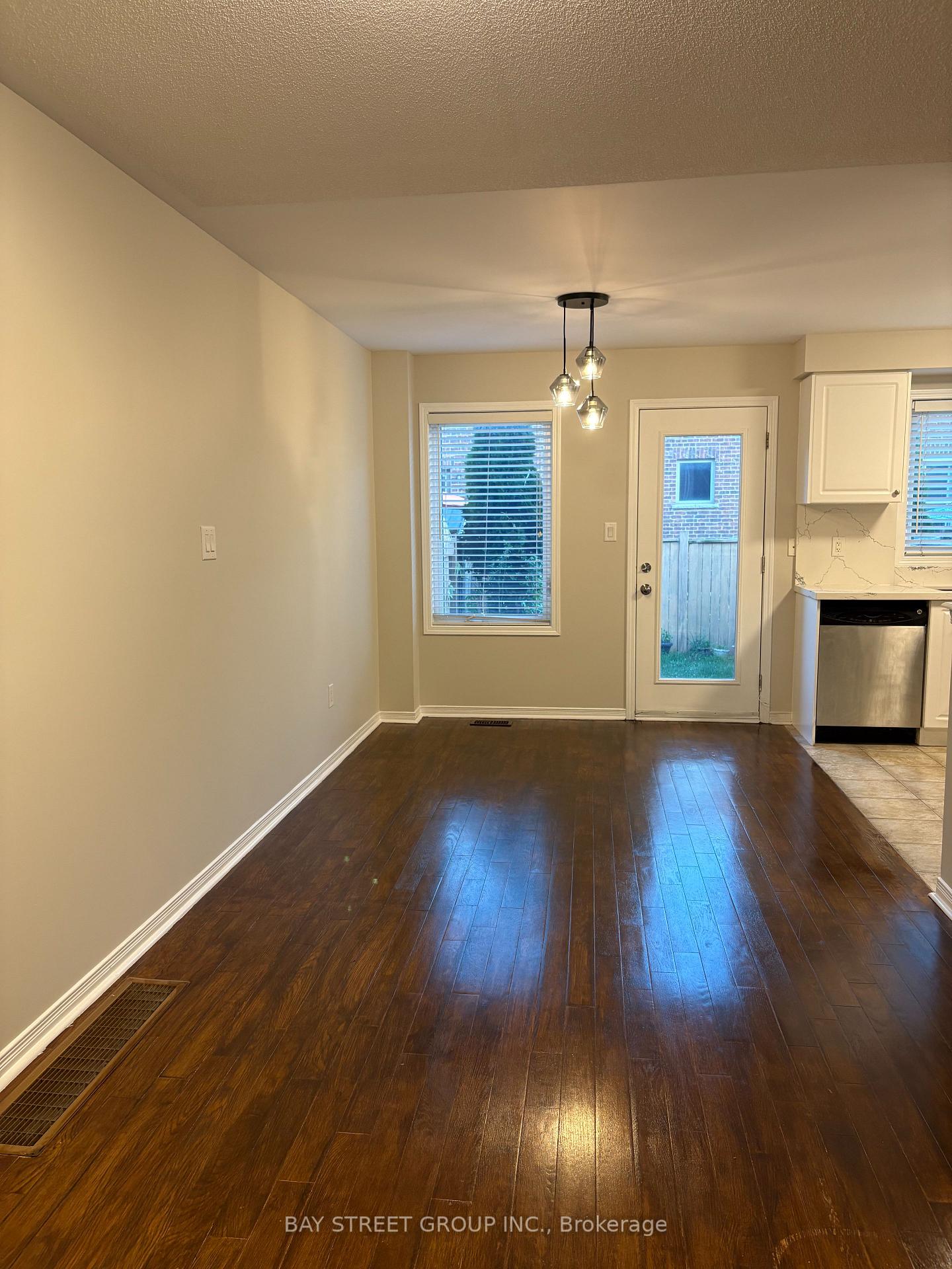 Photo 4 of 19 Coranto Way, Vaughan, Vellore Village — HOMEH