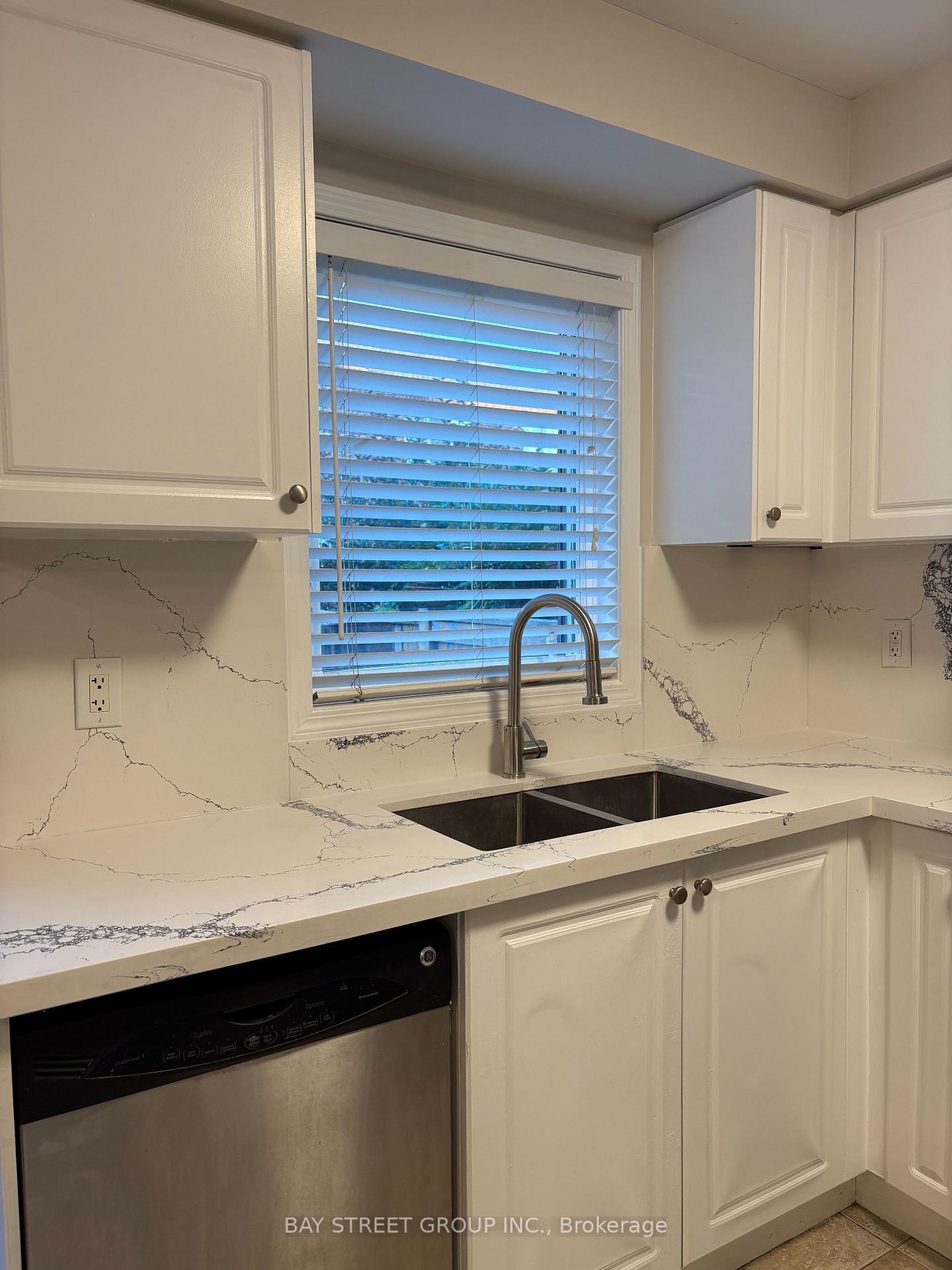 Photo 7 of 19 Coranto Way, Vaughan, Vellore Village — HOMEH