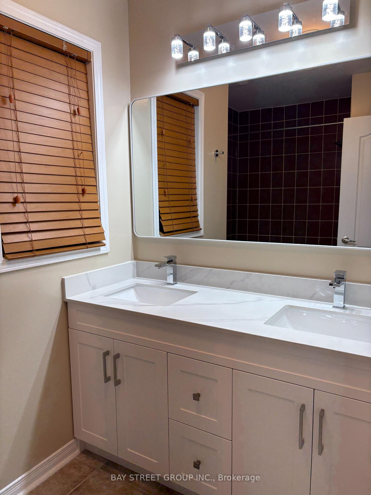 Photo 13 of 19 Coranto Way, Vaughan, Vellore Village — HOMEH