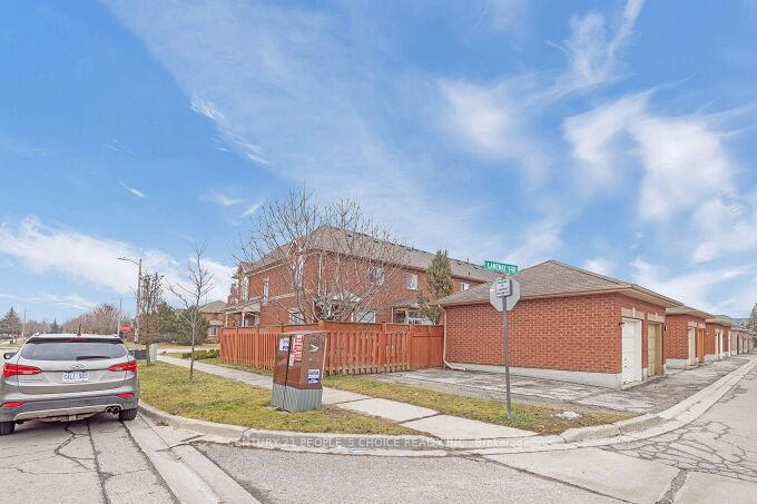 Photo 4 of 336 Cranston Park Avenue, Vaughan, Maple — HOMEH