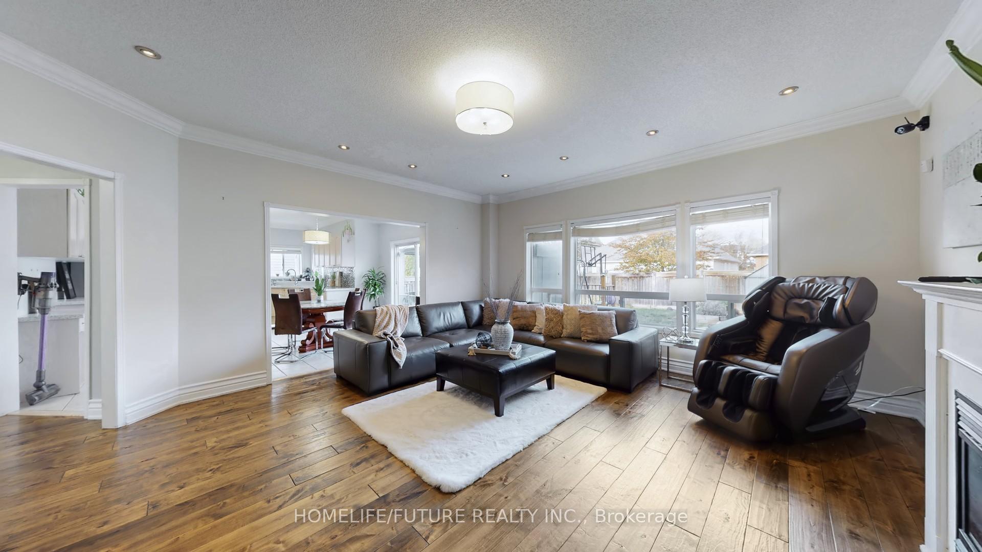 Photo 10 of 94 Carnwith Drive E, Whitby, Brooklin — HOMEH