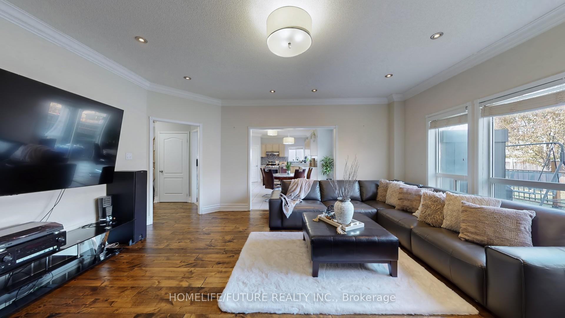 Photo 11 of 94 Carnwith Drive E, Whitby, Brooklin — HOMEH