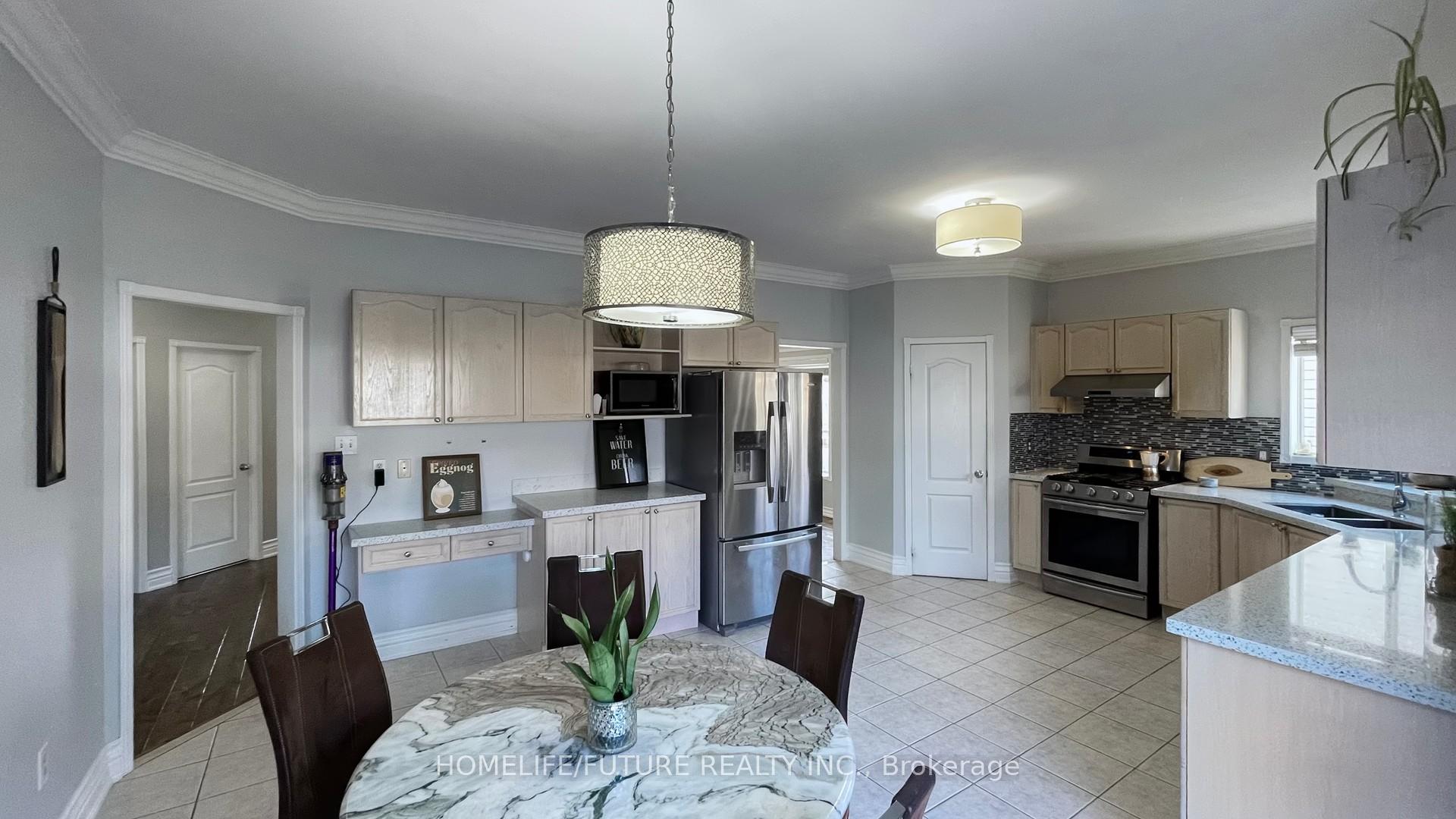 Photo 15 of 94 Carnwith Drive E, Whitby, Brooklin — HOMEH