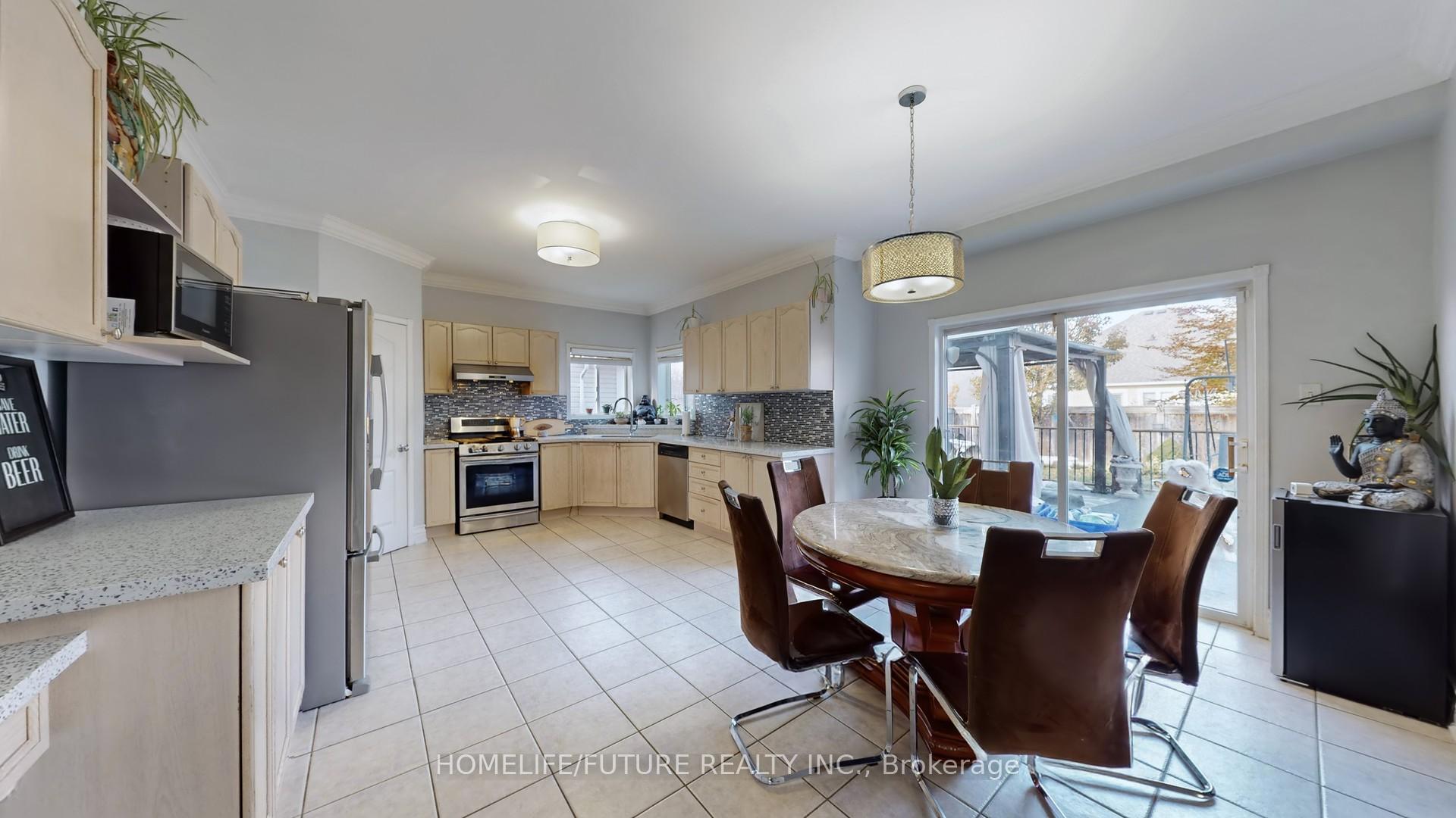 Photo 16 of 94 Carnwith Drive E, Whitby, Brooklin — HOMEH