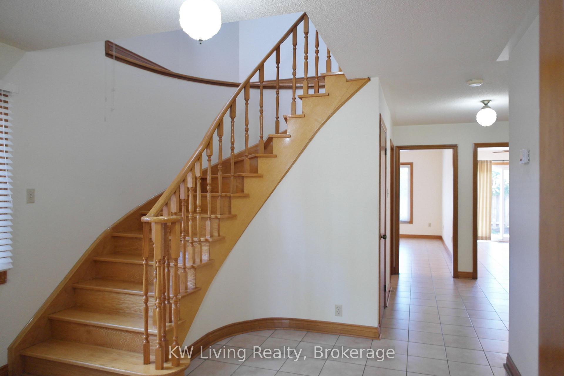 Photo 5 of 15 Sonny Street, Vaughan, Maple — HOMEH