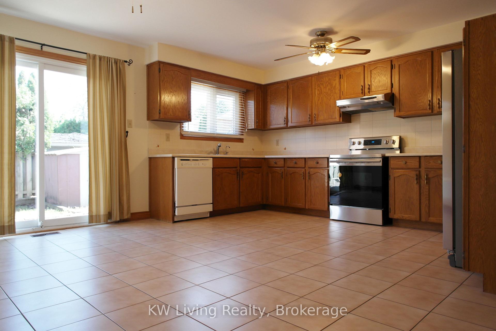 Photo 10 of 15 Sonny Street, Vaughan, Maple — HOMEH