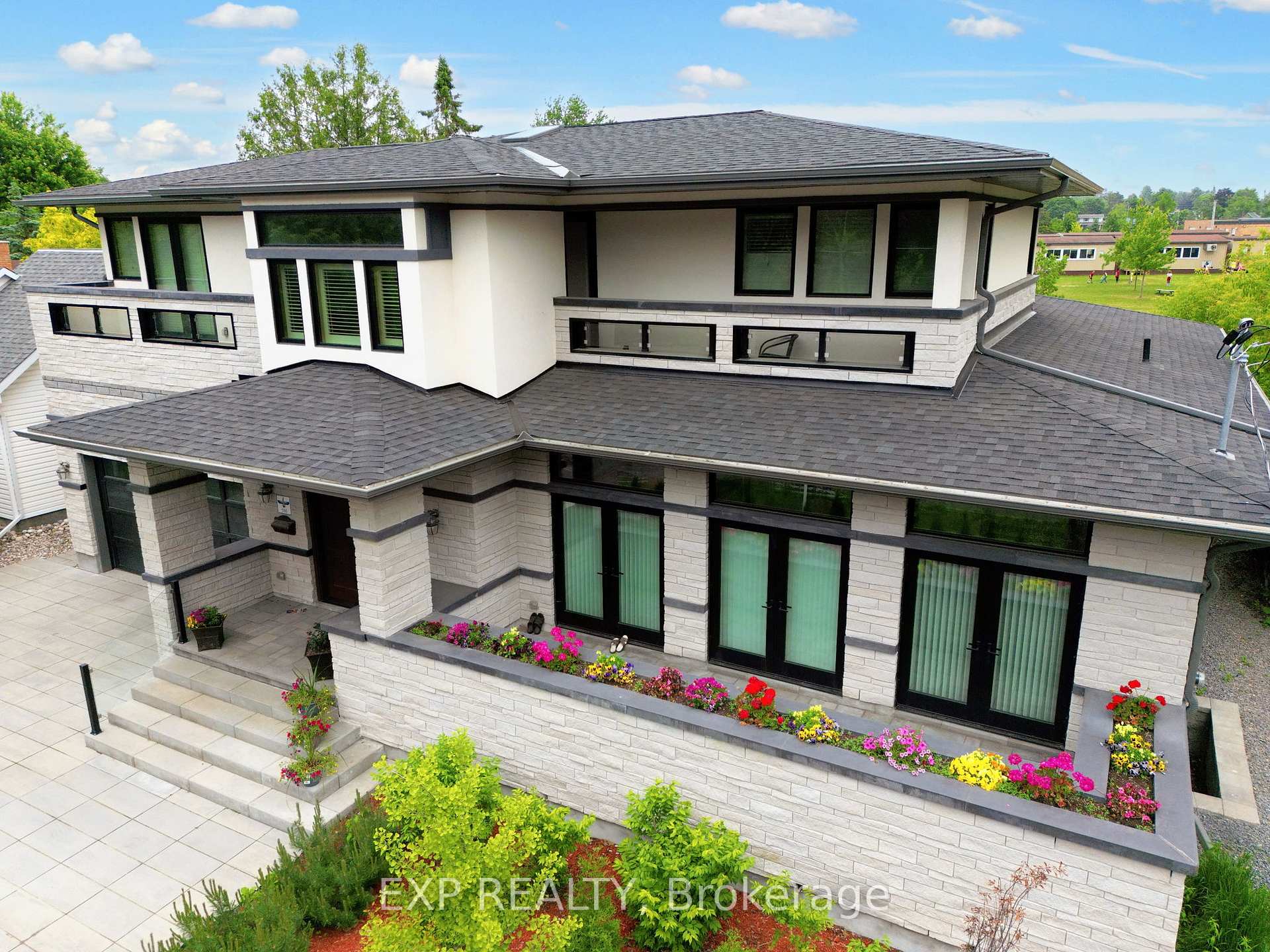 Photo 2 of 586 Pleasant Park Road, Ottawa, Playfair Park — HOMEH