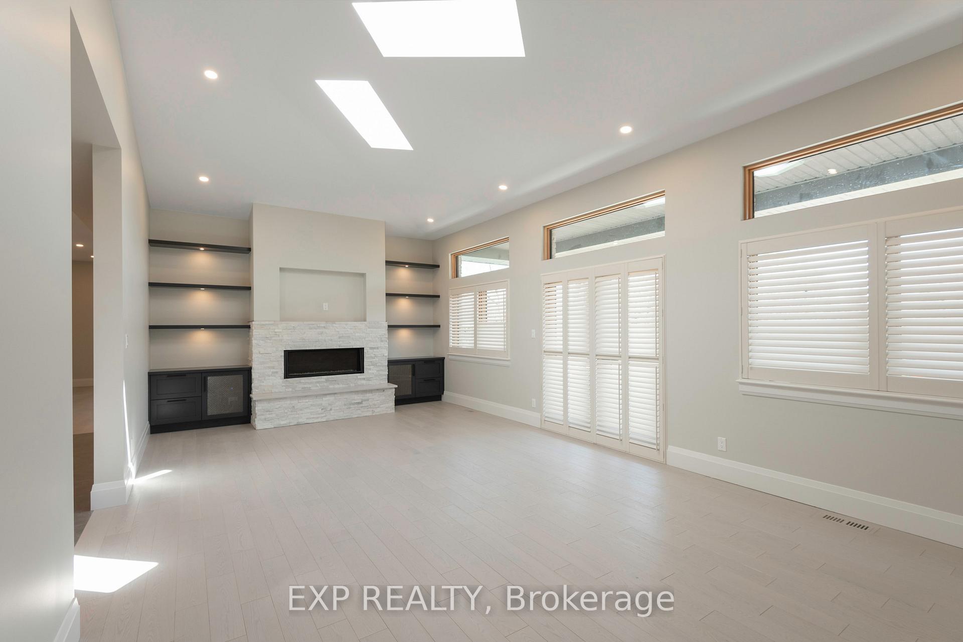 Photo 3 of 586 Pleasant Park Road, Ottawa, Playfair Park — HOMEH