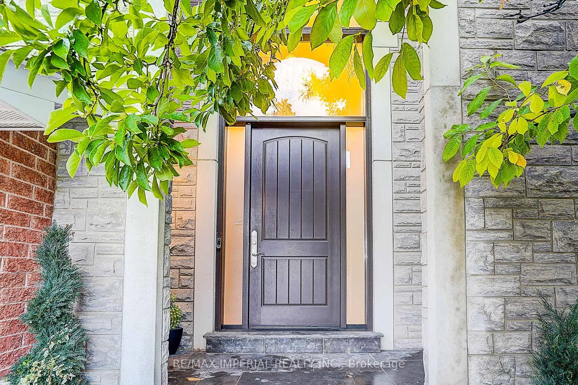 Photo 12 of 32 Brandon Gate Drive, Vaughan, Maple — HOMEH
