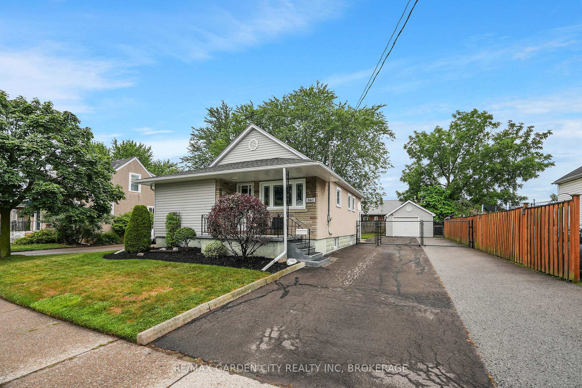 Photo 1 of 160 McAlpine Avenue S, Welland, Lincoln/Crowland — HOMEH