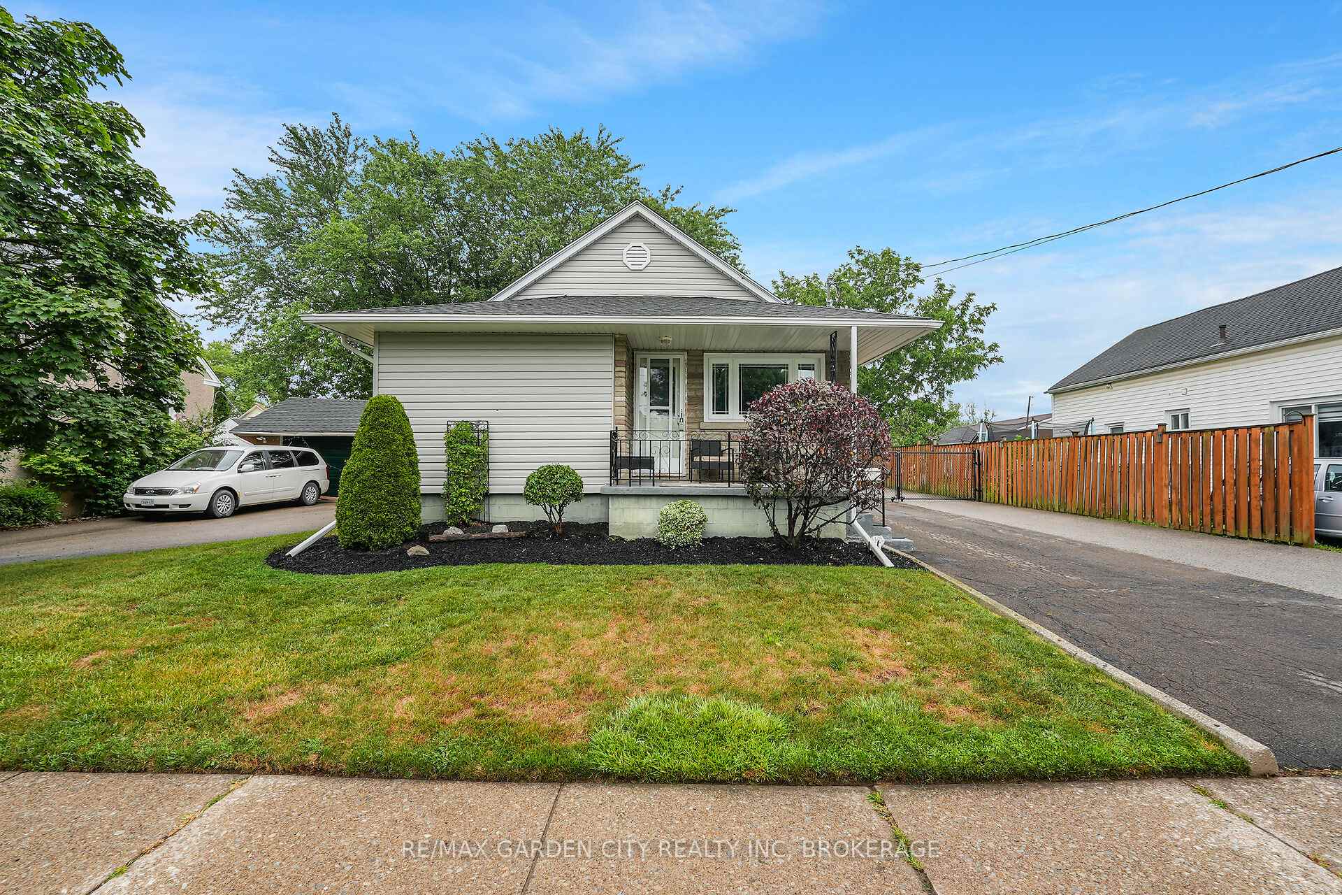 Photo 2 of 160 McAlpine Avenue S, Welland, Lincoln/Crowland — HOMEH
