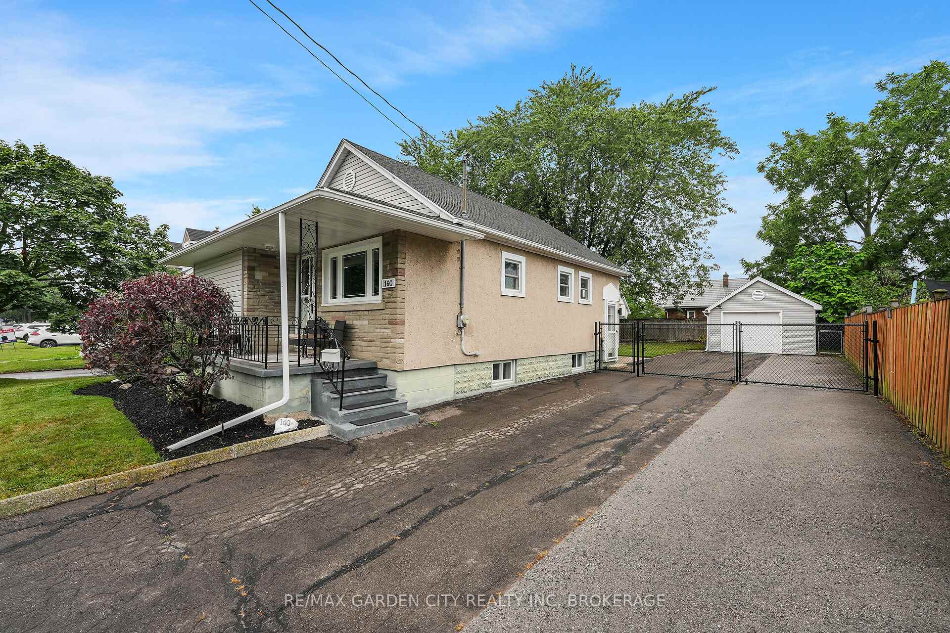 Photo 3 of 160 McAlpine Avenue S, Welland, Lincoln/Crowland — HOMEH