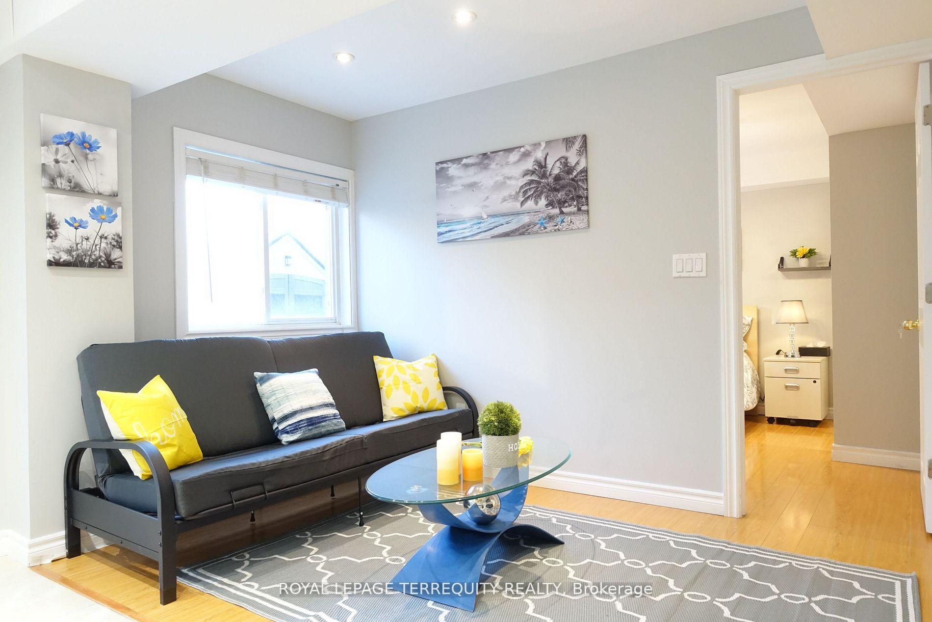 Photo 3 of 35 Gina Drive, Vaughan, Maple — HOMEH