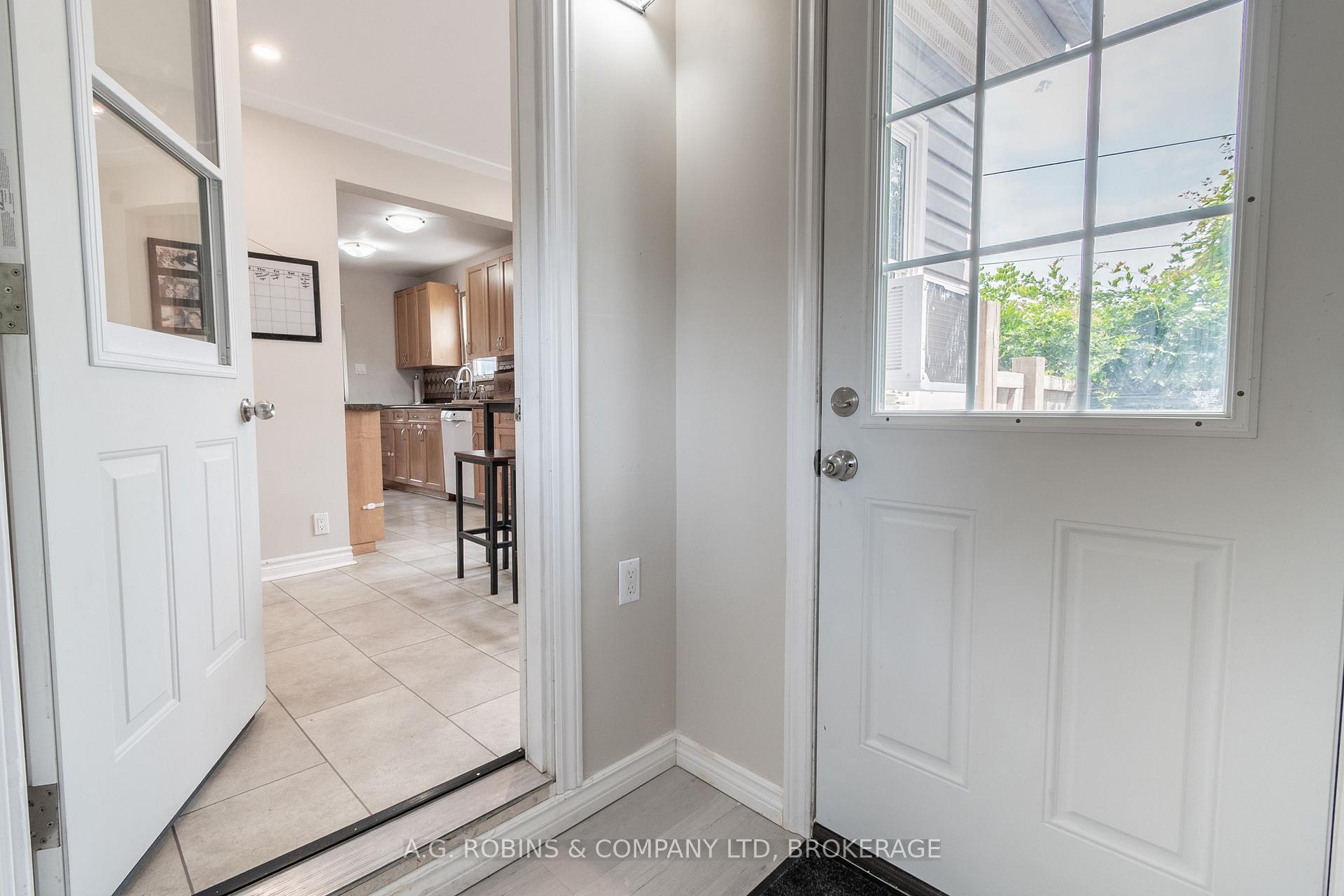 Photo 3 of 325 Commando Street, Welland, Lincoln/Crowland — HOMEH