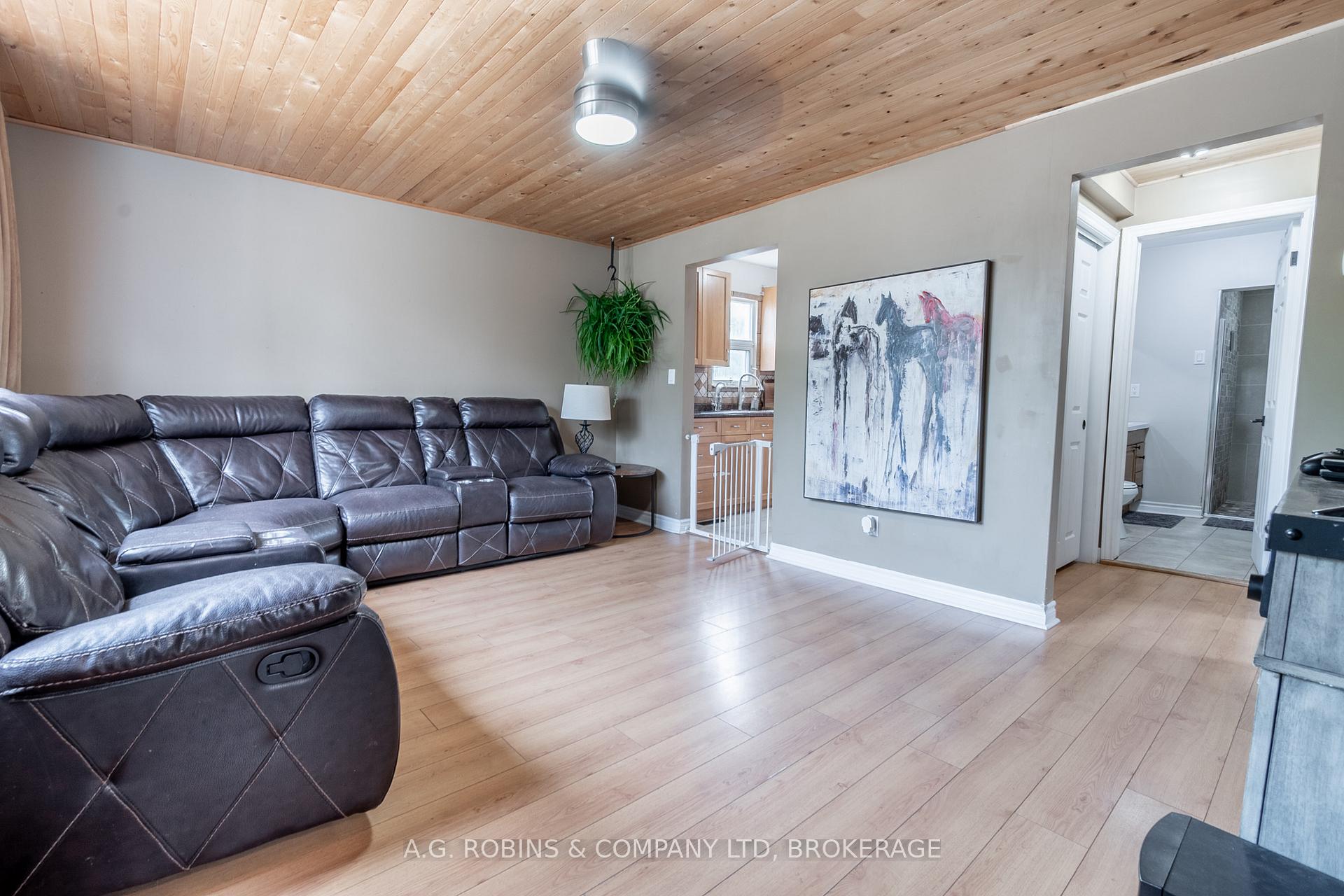 Photo 7 of 325 Commando Street, Welland, Lincoln/Crowland — HOMEH