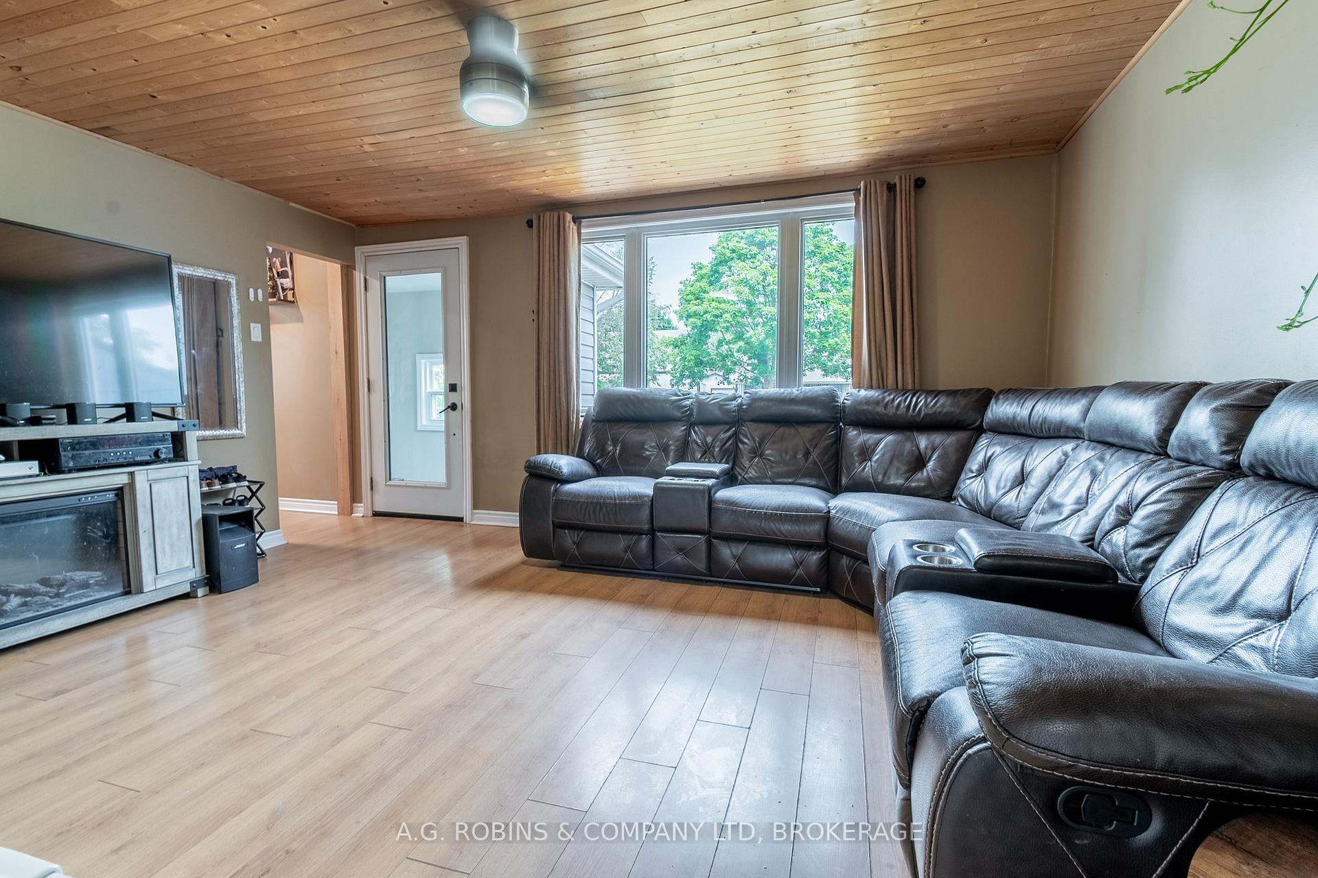 Photo 8 of 325 Commando Street, Welland, Lincoln/Crowland — HOMEH