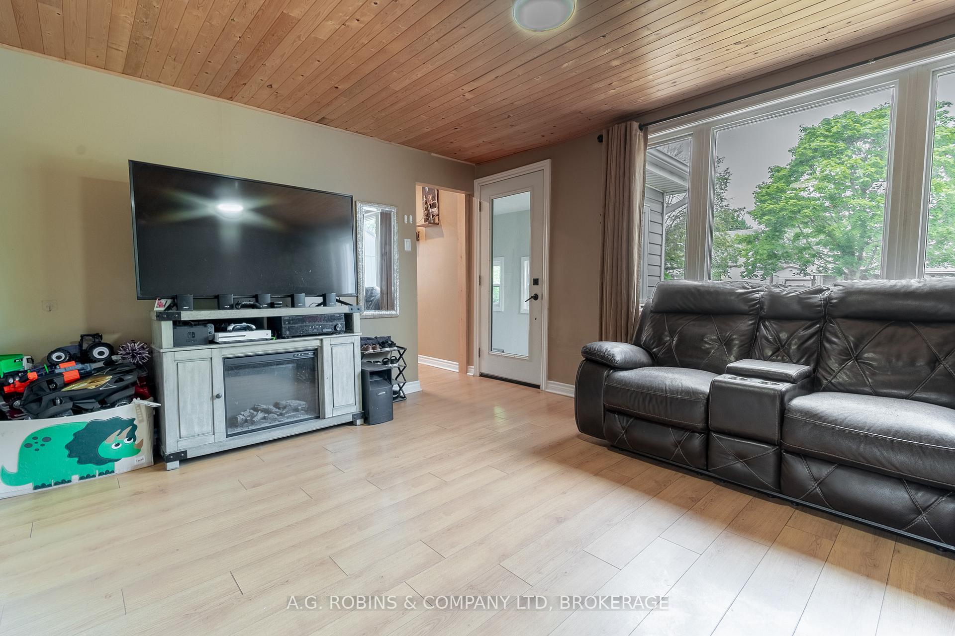 Photo 9 of 325 Commando Street, Welland, Lincoln/Crowland — HOMEH