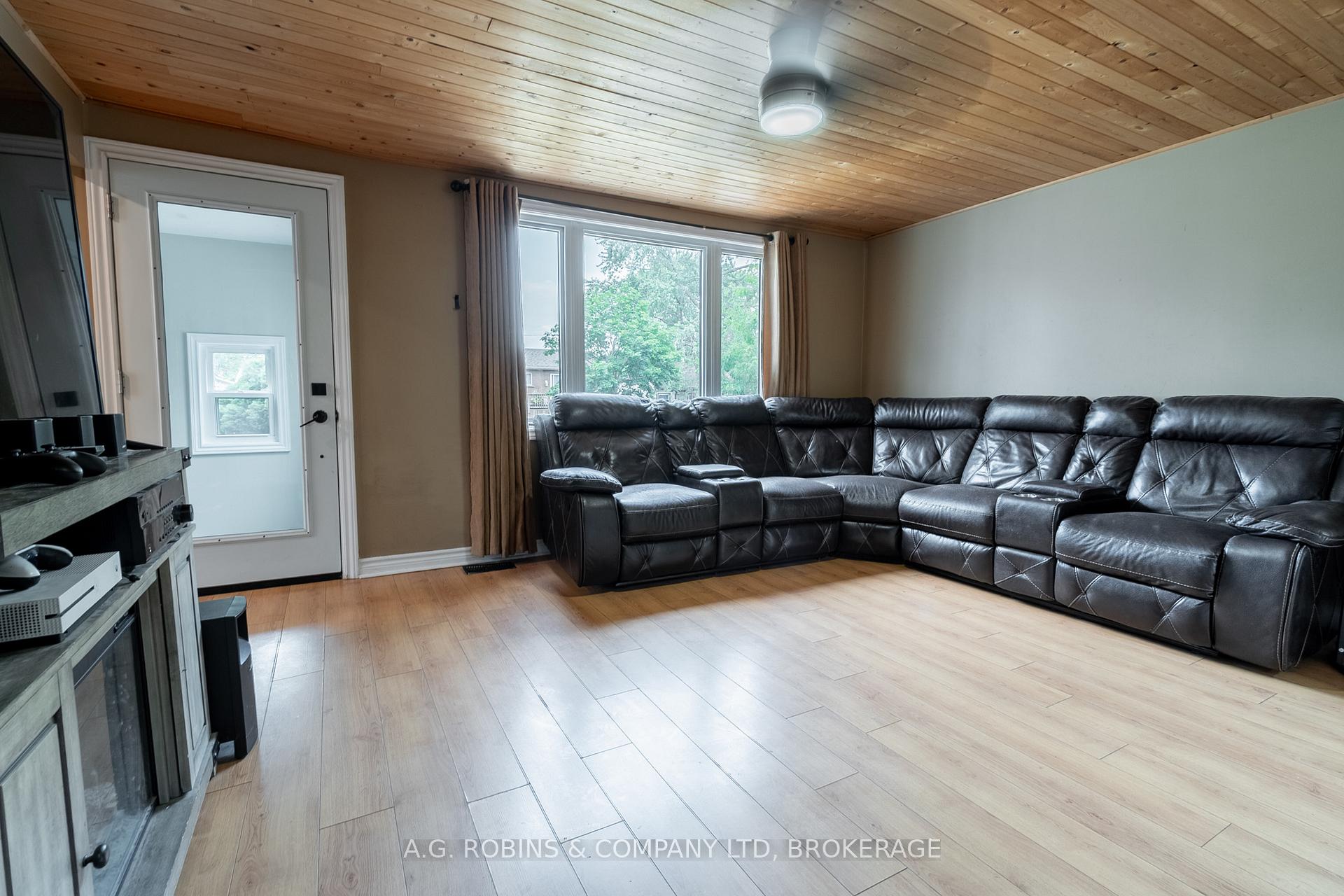 Photo 10 of 325 Commando Street, Welland, Lincoln/Crowland — HOMEH