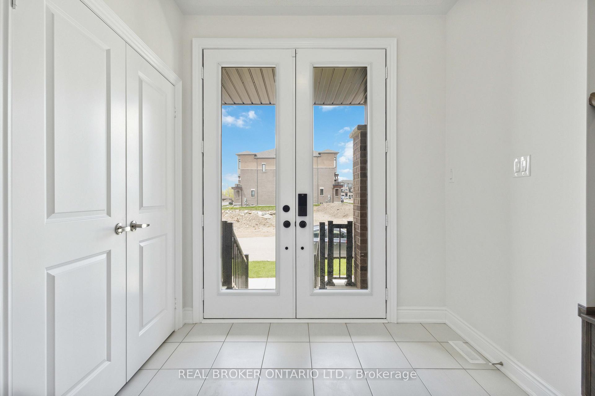 Photo 4 of 63 Tennant Circle, Vaughan, Vellore Village — HOMEH