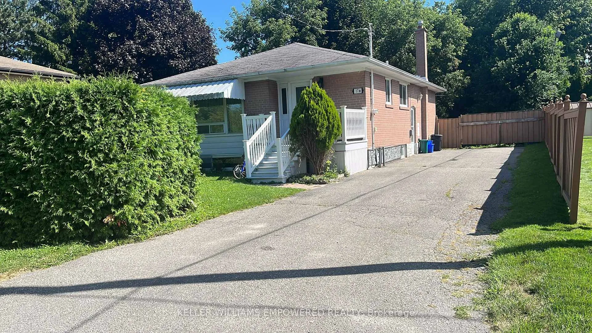 Photo 2 of Unit Lower, 17 Collins Crescent, Aurora, Aurora Heights — HOMEH