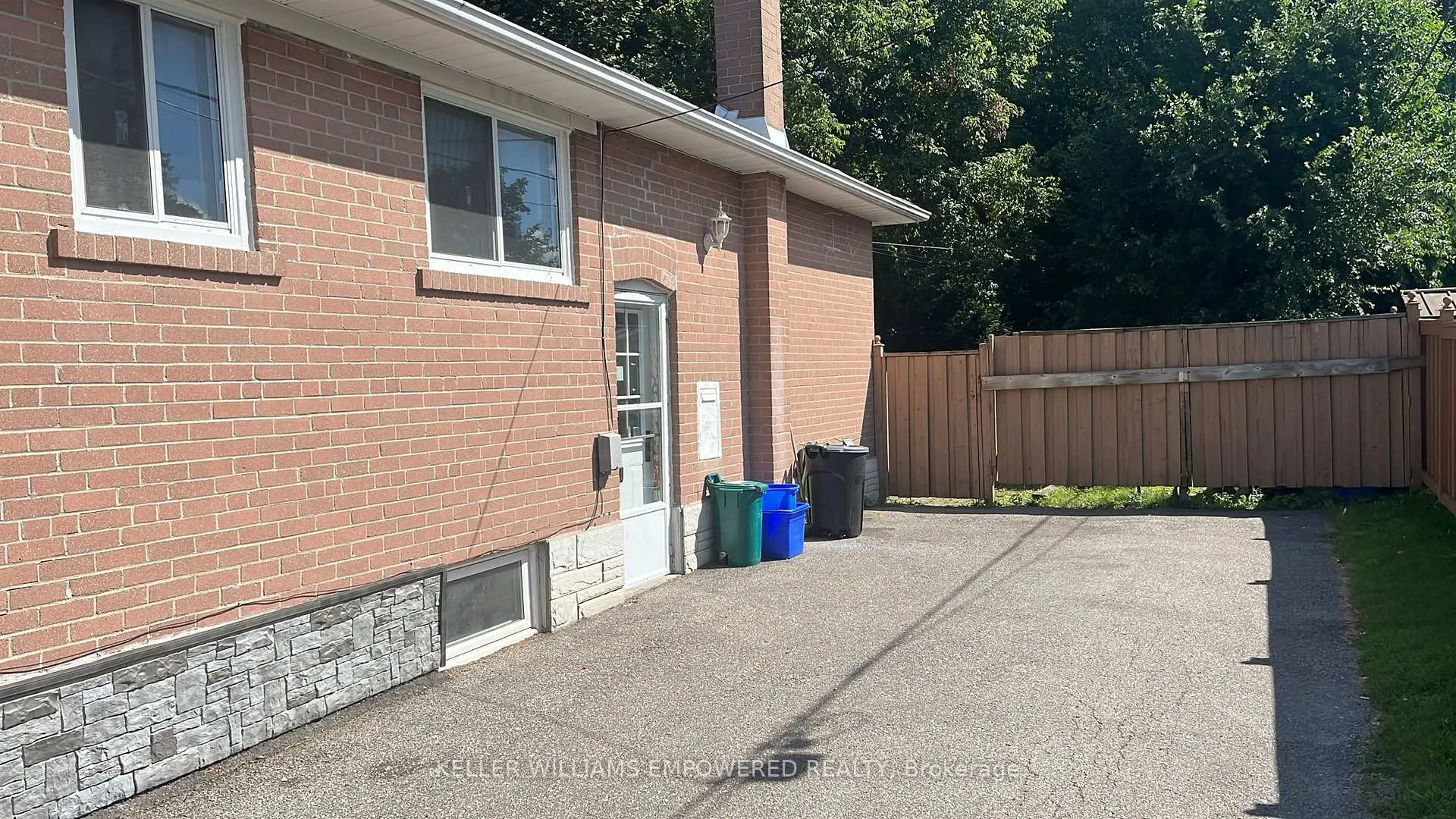 Photo 6 of Unit Lower, 17 Collins Crescent, Aurora, Aurora Heights — HOMEH