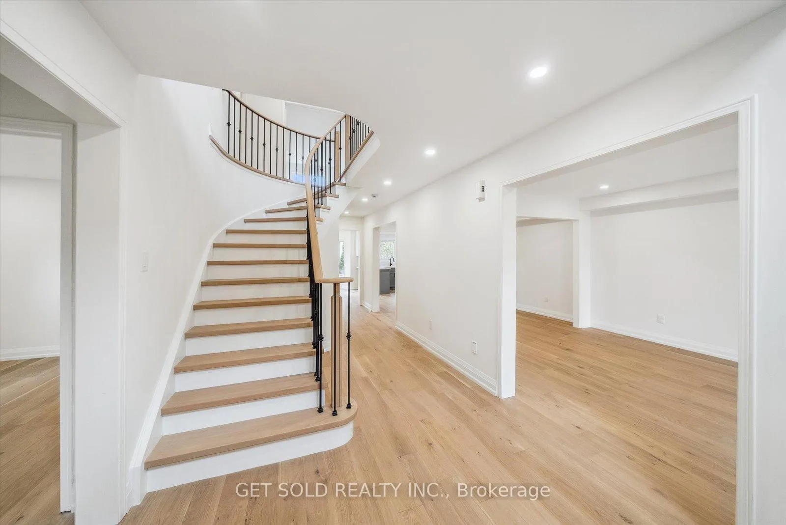 Photo 3 of 27 Edenbridge Drive, Vaughan, Beverley Glen — HOMEH