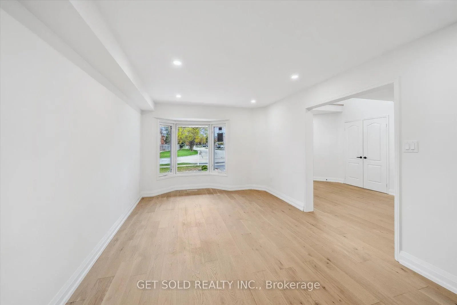 Photo 5 of 27 Edenbridge Drive, Vaughan, Beverley Glen — HOMEH