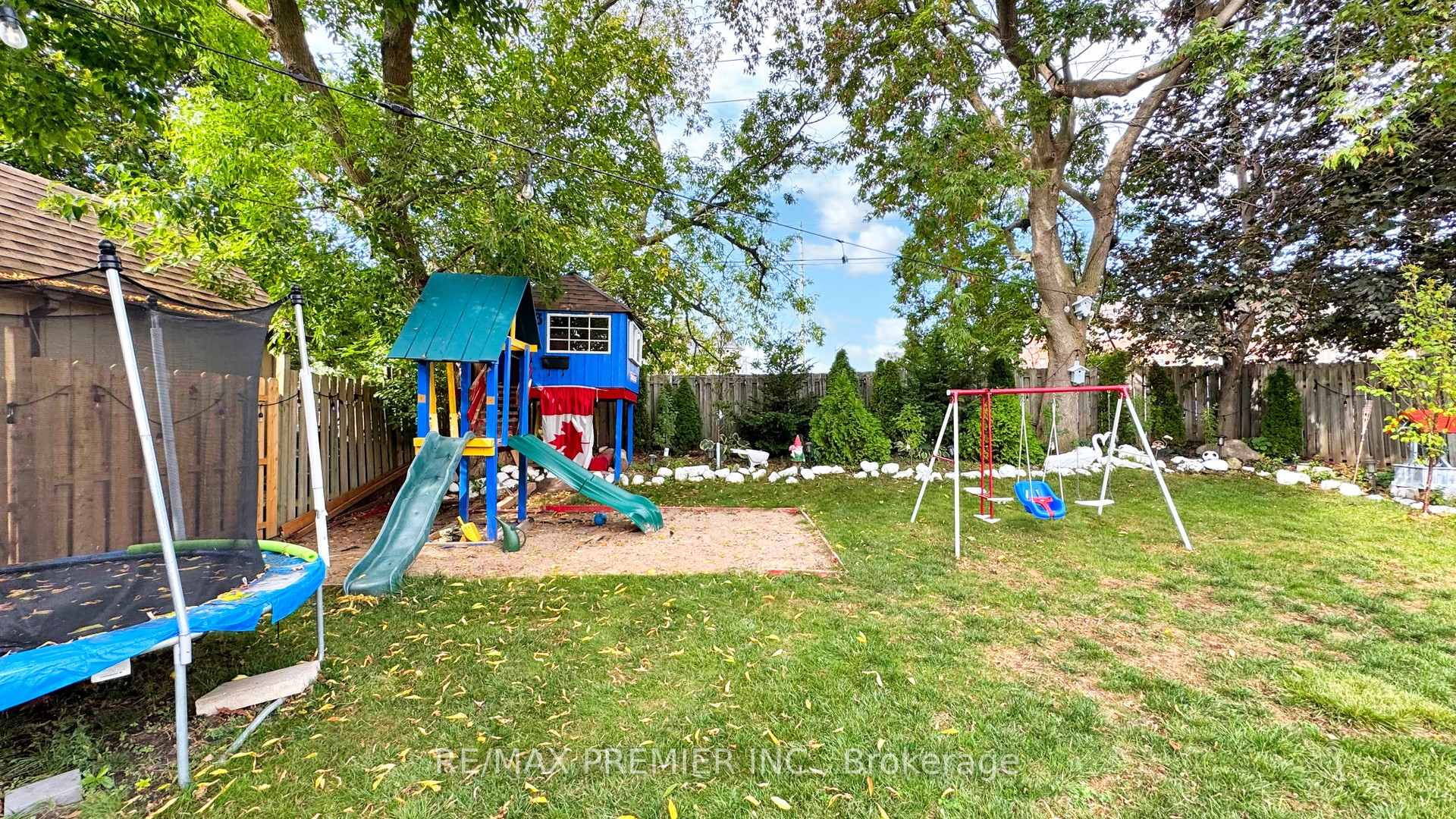 Photo 35 of 40 Stafford Crescent, Whitby, Blue Grass Meadows — HOMEH