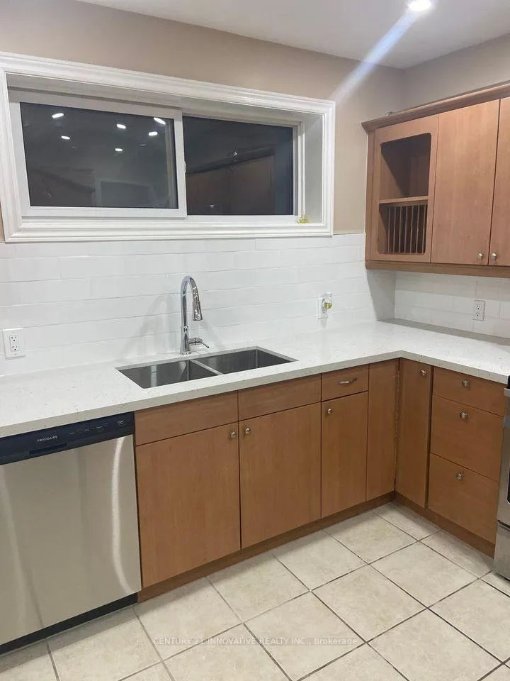 Photo 6 of 330 Rosedale Drive, Whitby, Downtown Whitby — HOMEH