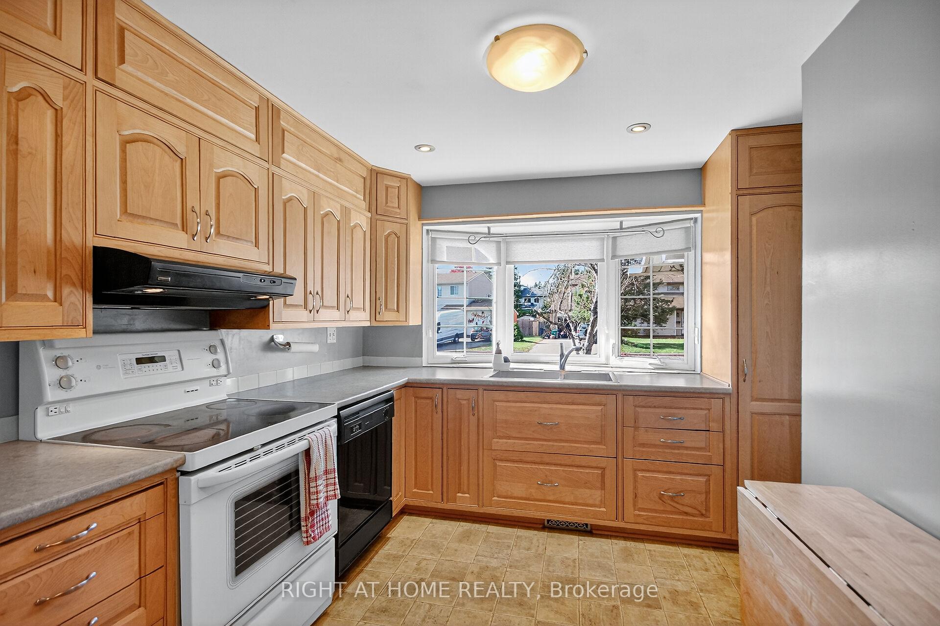 Photo 4 of 90 Sherway Drive, Ottawa, Barrhaven - Pheasant Run — HOMEH
