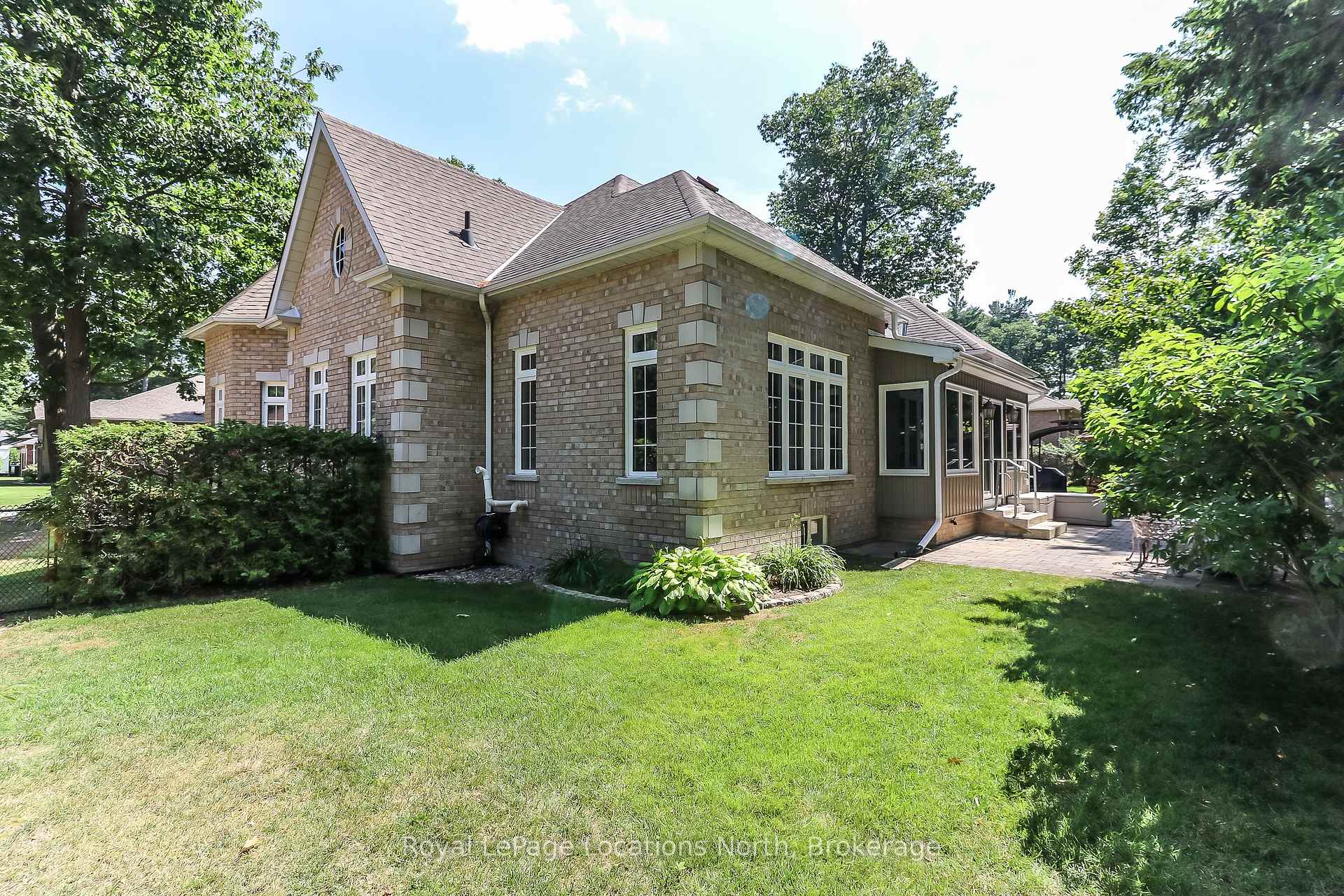 Photo 2 of 15 Downer Crescent, Wasaga Beach — HOMEH