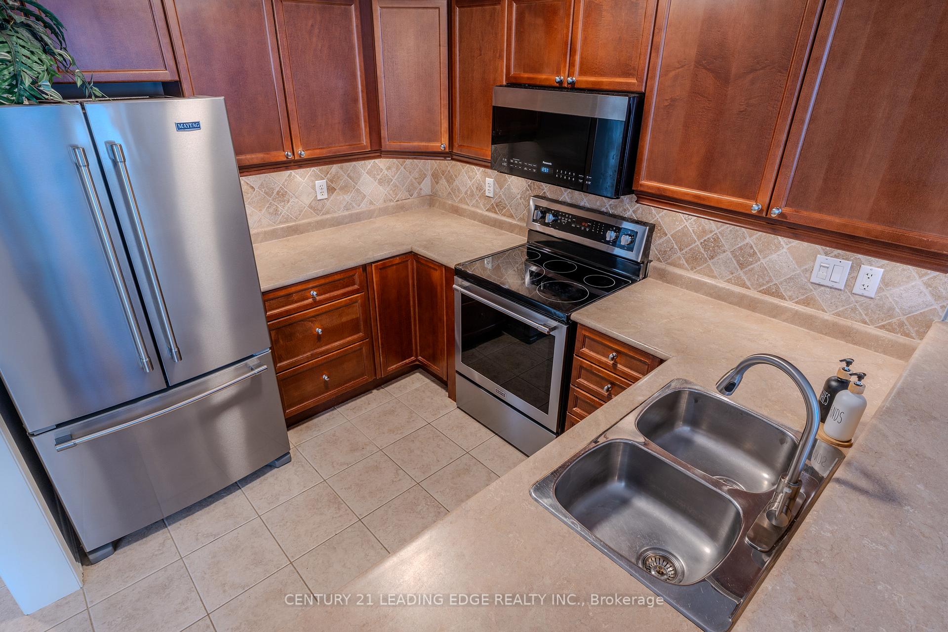 Photo 8 of 23 Northgrove Crescent, Whitby, Brooklin — HOMEH
