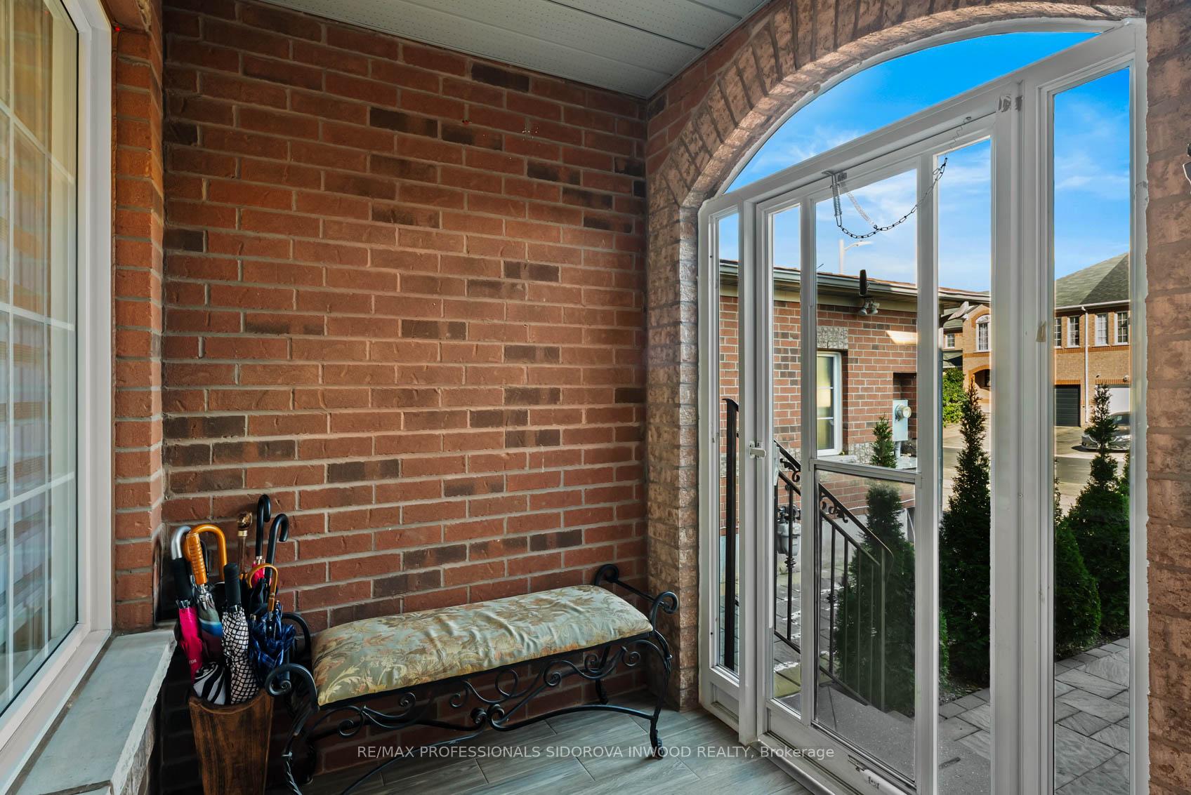Photo 2 of 106 Lucena Crescent, Vaughan, Maple — HOMEH