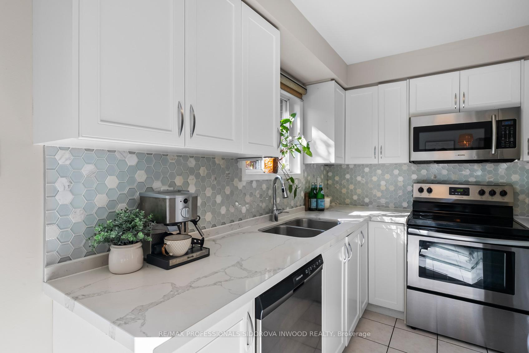 Photo 10 of 106 Lucena Crescent, Vaughan, Maple — HOMEH