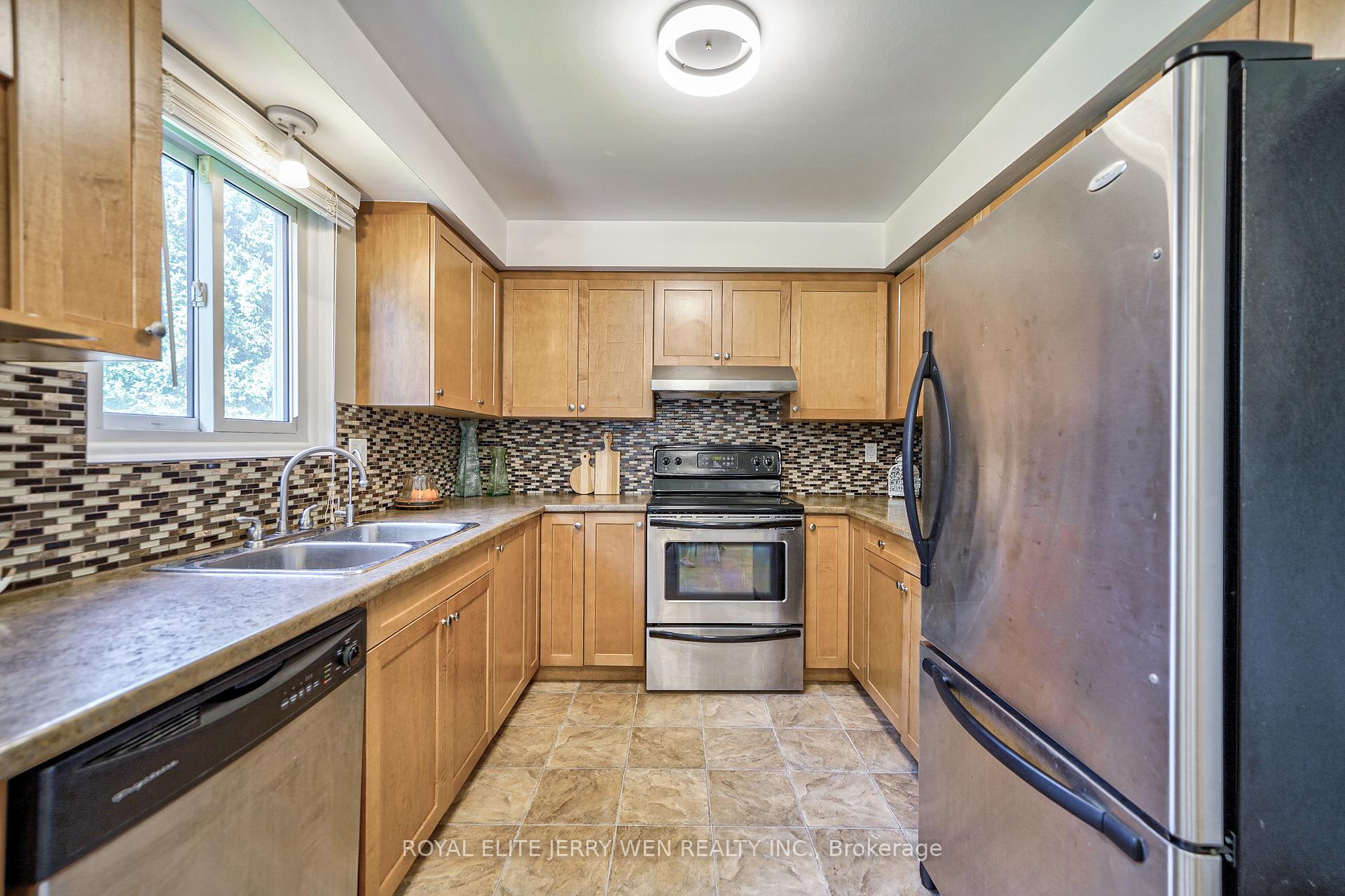 Photo 10 of 8 Deerfield Court, Whitby, Lynde Creek — HOMEH