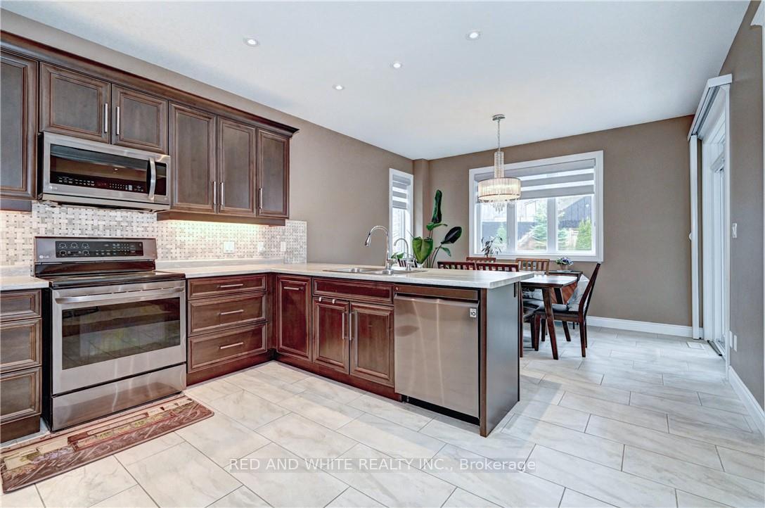 Photo 4 of 220 Ladyslipper Drive, Waterloo — HOMEH