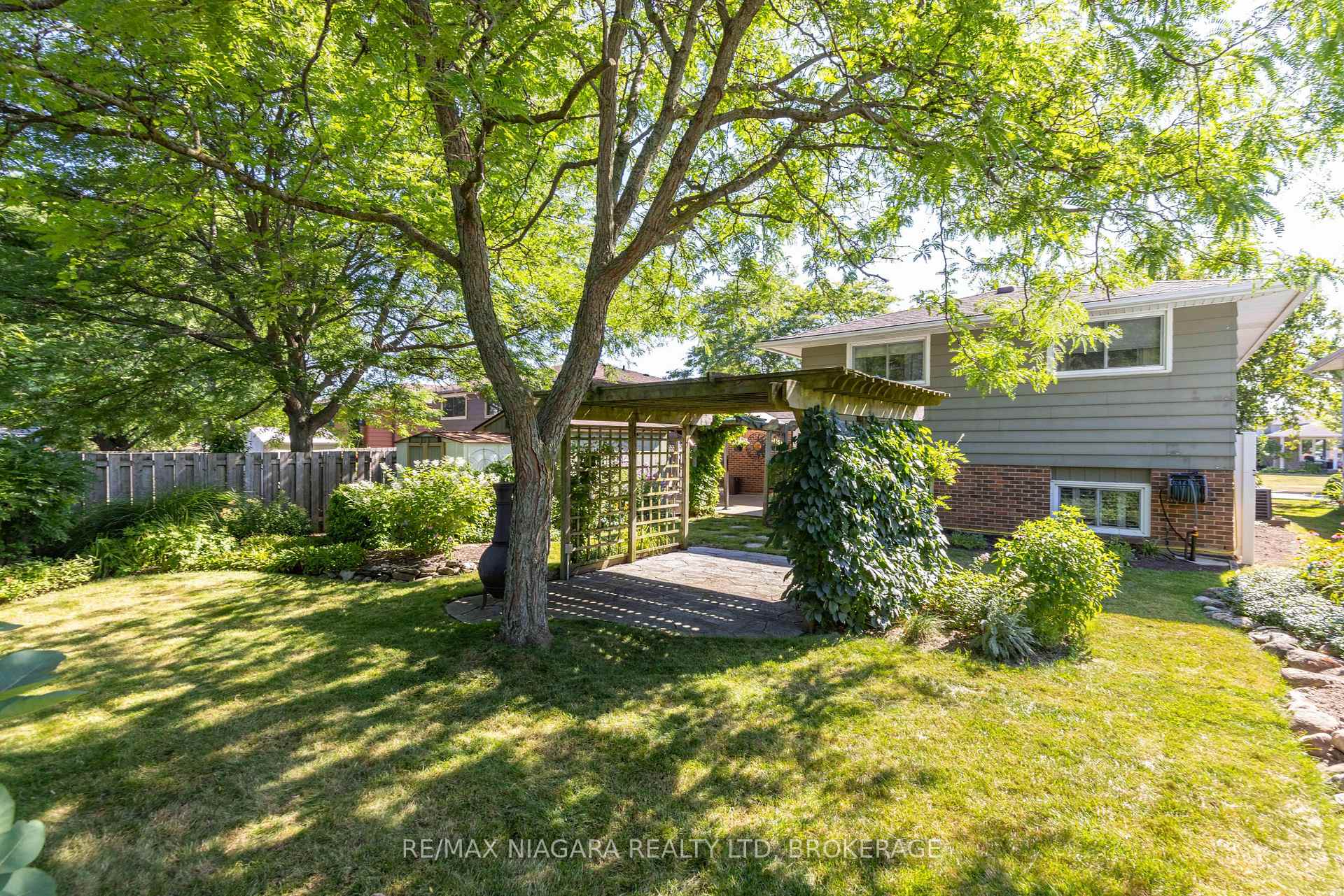 Photo 2 of 113 Royal Oak Drive, Welland, N. Welland — HOMEH