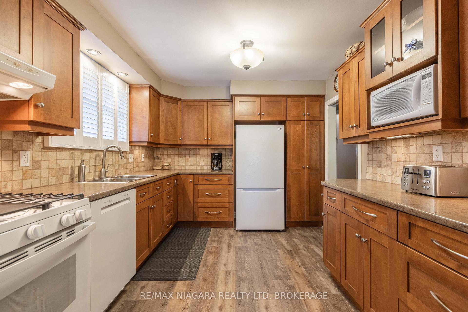 Photo 10 of 113 Royal Oak Drive, Welland, N. Welland — HOMEH