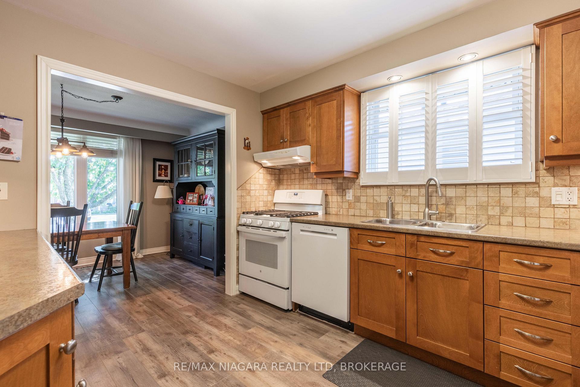 Photo 11 of 113 Royal Oak Drive, Welland, N. Welland — HOMEH