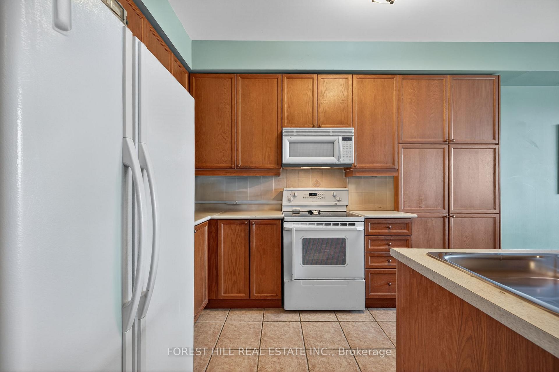 Photo 3 of 8 Mosswood Road, Vaughan, Patterson — HOMEH